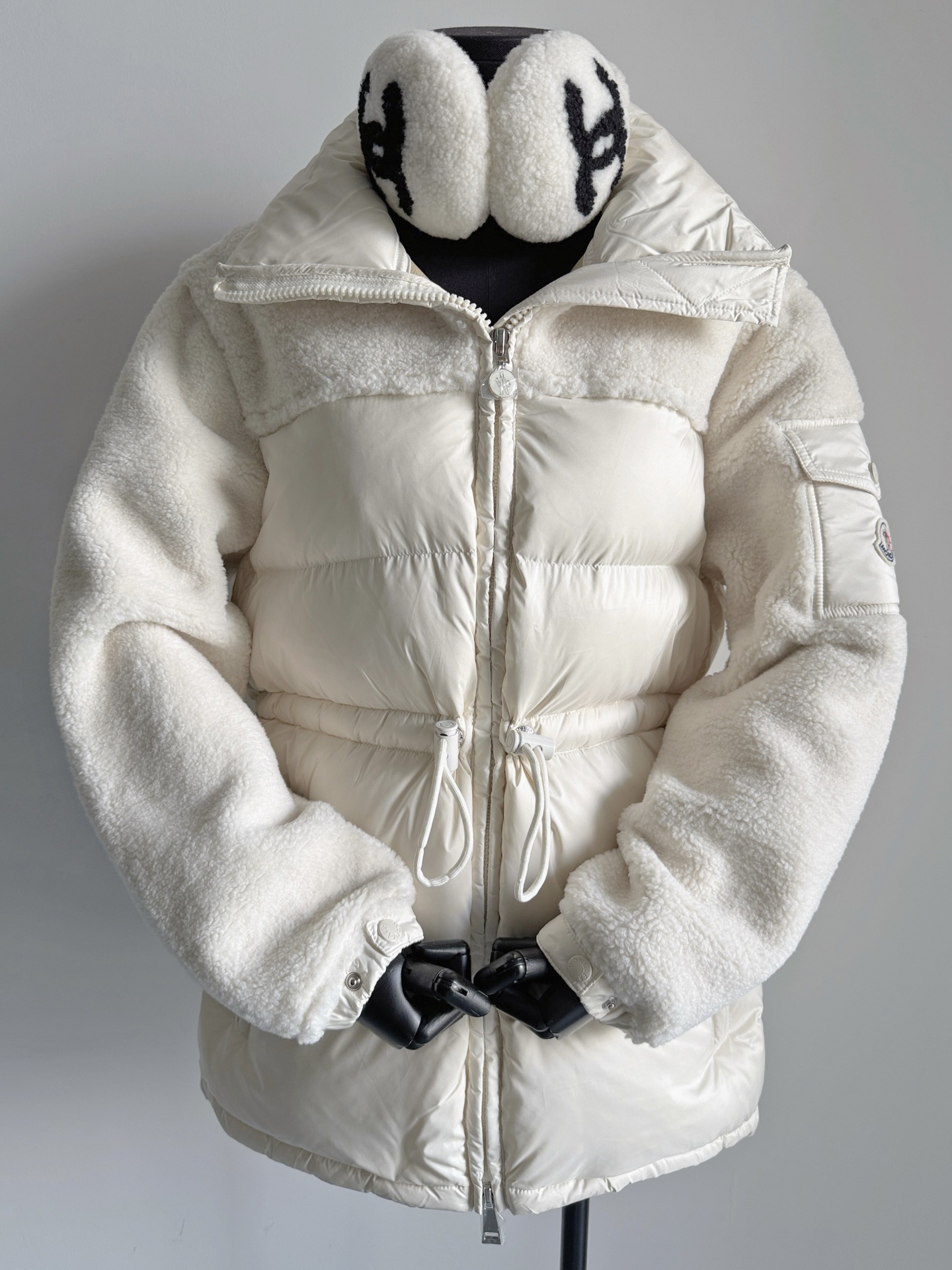 NO:591235,Equipped with dust bag MK · Extremely classic Short Down series. This design has not been encountered this year. Classics are always classics and are worthy of wardrobe collection. National standard 90 white goose down filled nylon fabric, spliced fur and integrated lamb wool. It is warm and comfortable while being more advanced and not bulky. Such a good design requires good fabrics. Consistent stitching details on the surface and inside. Drawstring waist for multiple ways of wearing. The cost and raw materials used by my family are easily better than the market version.  !!,,alexander wang19860909配防尘袋MK·经典到不行Short Down系列 这个设计今年都没遇到过 经典始终是经典,值得衣橱典藏 国标90白鹅绒填充尼龙面料 拼接皮毛一体羊羔毛 保暖舒适的同时更加高级不显臃肿. 如此好的设计更需要好的面料 表里如一的走线拼接细节 抽绳收腰多种穿法 我家所用的成本和原材料 都轻松吊打市面版本 !!,,alexander wang,Women's clothing