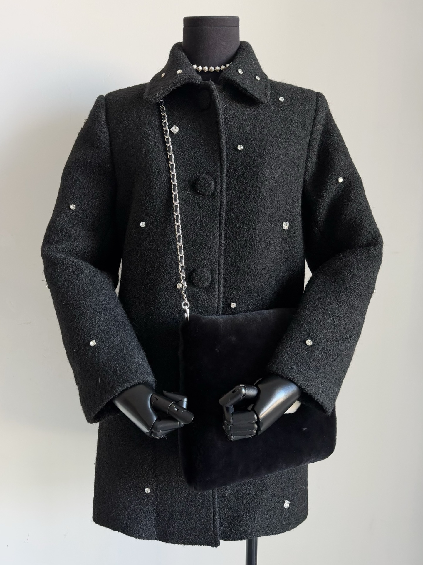 NO:607451,Actual photos of black details. Reject the dullness and bulkiness of coats and take care of all your dressing needs in the second half of the year.,alexander wang19860909黑色细节实拍图 拒绝大衣的沉闷,笨重 承包你下半年所有场景穿搭需求,,alexander wang,Women's clothing