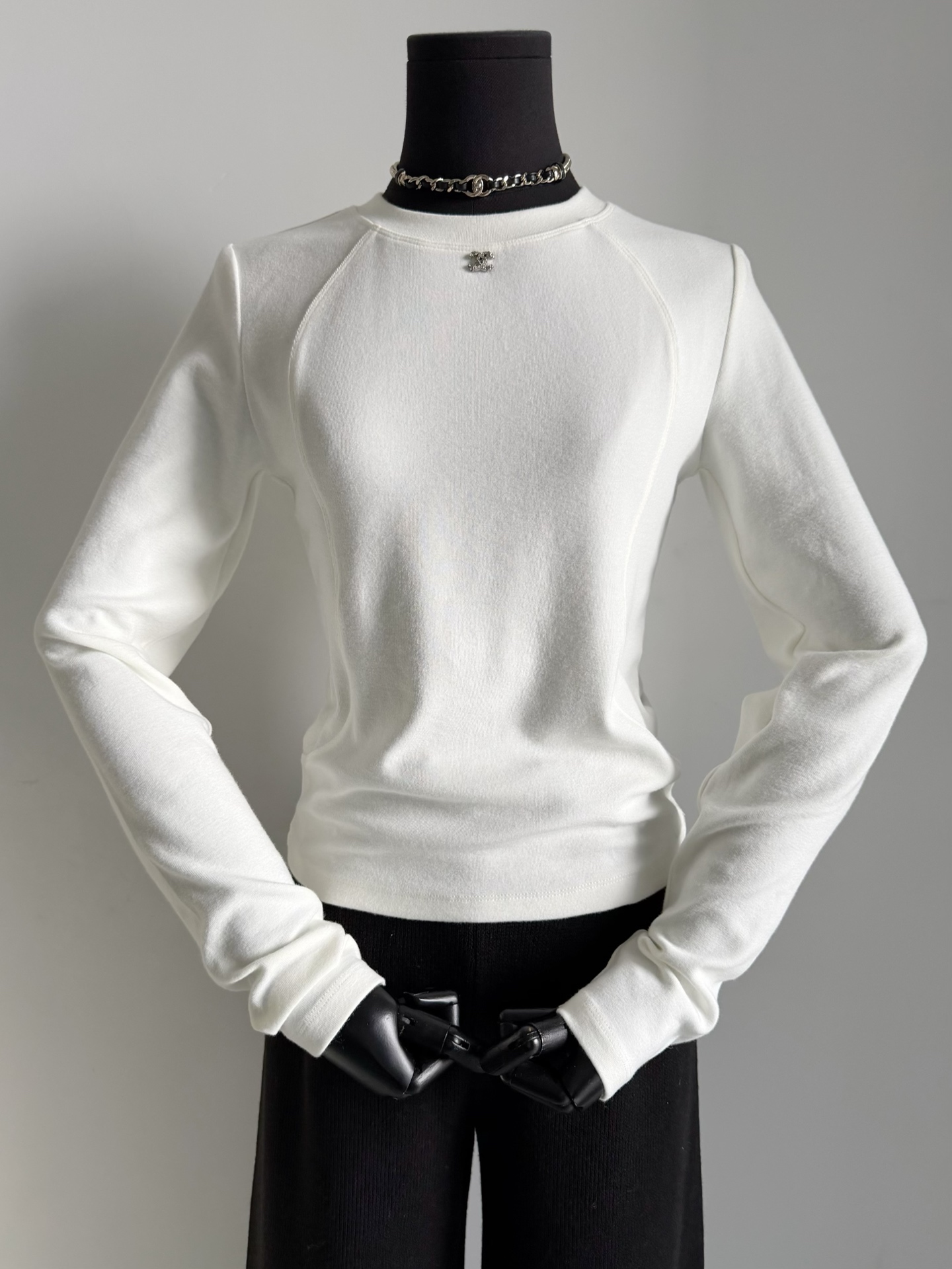 NO:606435,This month’s feedback item·Mainly recommended minimalist bottoming shirt. If you buy one, please stock up on this simple and high-end cost-effective and practical style. My products are still high-quality. Customized elastic brushed pure cotton fabric, reactive black + rice apricot white. The lines are streamlined and tailored to modify the body shape, so it is slimmer than previous bottoming shirts. A small logo embellishes the collar. It can be matched with all coats/down jackets, down jackets, alexander wang19860909本月回馈款·主推款极简打底衫 但凡是入手的,都来多囤几件 这种简约又高级的性价比实穿款 我家的出品依旧是高品. 定制弹力十足磨毛纯棉面料 活性黑+米杏白两色齐入 线条流性剪裁,修饰身型 所以比以往的打底衫更加显瘦 领口一个小logo点缀 可以搭配在一切大衣/羽绒服里,,down jacket,alexander wang,Women's clothing