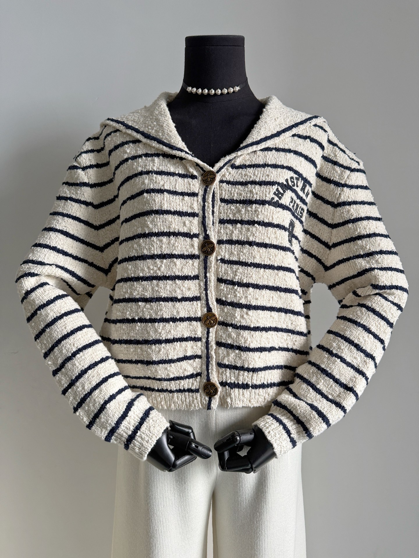 NO:606484,Dr·Autumn and winter VIP limited-edition navy collar cardigan. I can feel my heartbeat through the screen ~~ Dr bought less this autumn and winter, but everything is top-notch. Custom-woven and dyed imported Egyptian cotton. The texture and graininess are just right. Skin-friendly and delicate, suitable for close-fitting wear. Three-dimensional tailoring and splicing navy collar off-shoulder version. It hides fat and reduces age. It has a good texture. Off-white and deep navy stripes, pay attention to the difference. The beautiful little bee button is also a collection, alexander wang19860909Dr·秋冬vip限定款海军领开衫 隔着屏幕都感受到自己的心跳 ~~ 今年秋冬dr买得少,但件件都是尖货 定织定染进口埃及棉 肌理感,颗粒感处理得恰到好处 亲肤细腻适合贴身穿 立体剪裁拼接海军领落肩版型 藏肉显瘦又减龄,摸得出的好质感 米白撞深藏蓝条纹,注意区别 绝美的小蜜蜂扣子也是收藏级别,,alexander wang,Women's clothing