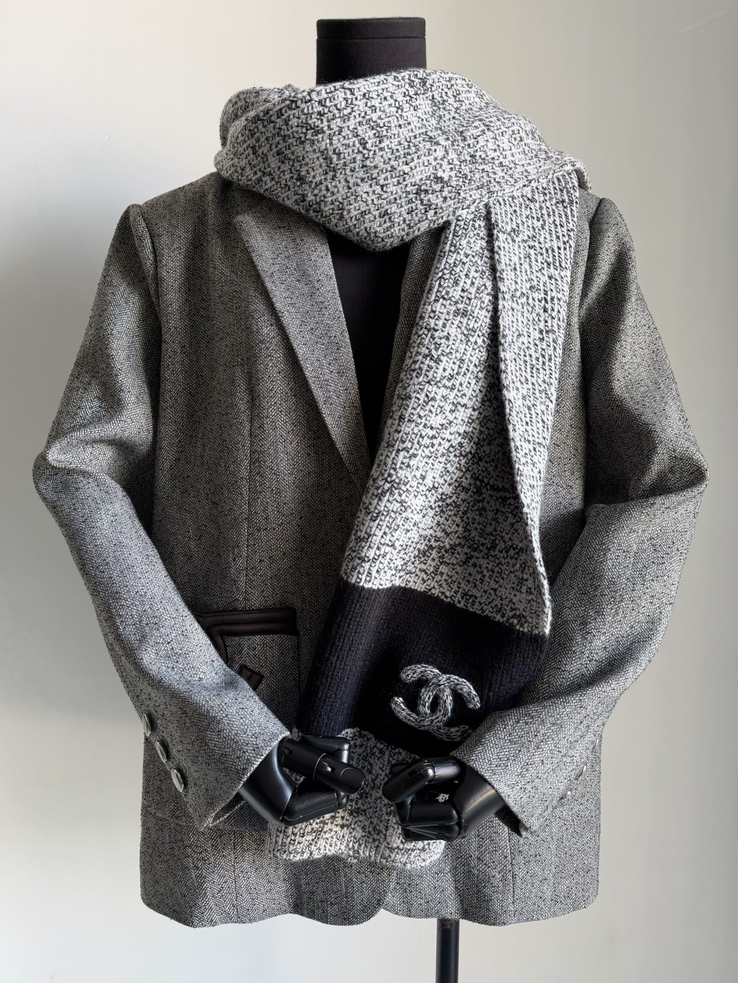 NO:606476,Vintage-scented high-end linen gray blazer. The middle-aged series that I fell in love with at first sight, here is the arrangement for you with guaranteed quality and quantity!! Just need it in the transitional season, put it on and go out in style. Customized soft, delicate and contoured linen suit fabric. Three-dimensional tailoring, loose H shape, very tolerant to the body, can be controlled at will. Classic '5' button embellishment, double C pockets. Includes black camellia lining. Just the right low-key luxury. Suitable for daily use or commuting to work. Jackets & coats, business  suit,alexander wang19860909vintage香高级亚麻灰西装外套 我一眼爱上的中古系列 给你们保质保量的安排上啦 !! 过渡季节刚需款,套上就时髦出门 定制柔然细腻又有廓形的麻色西装面料 立体剪裁宽松H型 对身材包容度极高,任意驾驭 经典“5”字扣点缀,双C口袋 包括黑色山茶花内衬 恰到好处的低调奢侈 不论是日常还是通勤上班都很可,,jackets & coats,business suit,alexander wang,Women's clothing