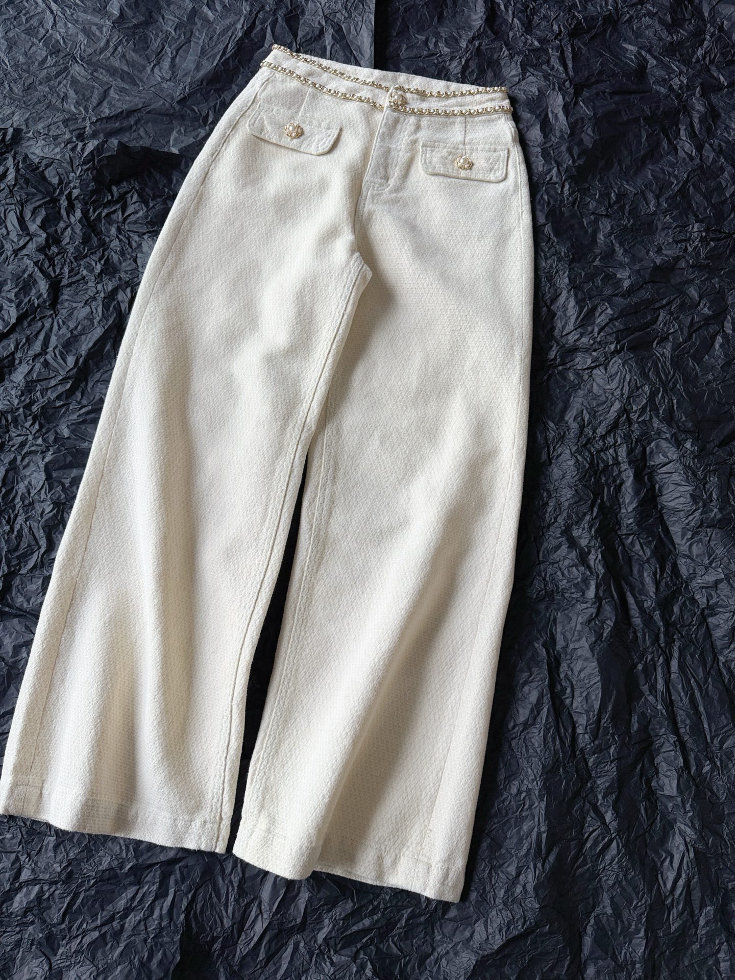 NO:607450,Chane·Classic leather chain series has launched a thickened version of brushed straight jeans~~ Rice apricot white with platinum chain and reactive black with black gold chain. Both colors are full of beauty. It is completely irresistible and can only be collected together!! The heavy weight is enough to show the high-quality texture of chenille fabric. The brushed fleece fabric inside is warm and comfortable. It has a full sense of drape and does not appear bloated. You can survive the winter in the south.  Just add a pair of leggings in the north,,chanel,jeans,alexander wang19860909chane·经典皮穿链条系列 匠心推出加厚版本磨毛直筒牛仔裤~~ 米杏白搭配白金链条 活性黑搭配黑金链条 两个颜色的颜值都拉满,美翻天 完全无法抵抗 只能一起收 !! 到手沉甸甸的分量感足以说明 上乘肌理感雪尼尔面料 内里磨毛抓绒面料保暖舒适 垂坠感十足不显臃肿 南方一条就能过冬 北方加一条打底裤就行,,chanel,jeans,alexander wang,Women's clothing