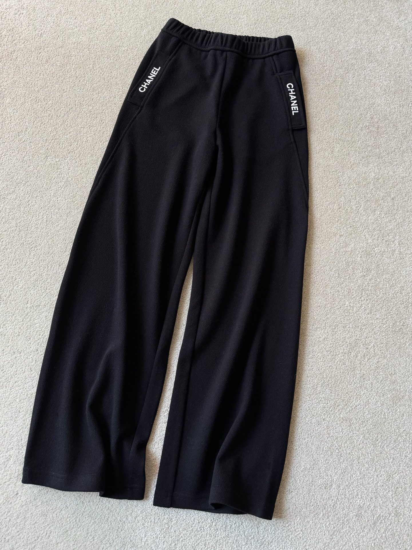 NO:608401,Black·detailed real photos. Real materials, thick and warm. Straight legs with wide legs. It looks slim at the same time. No matter how many pairs of pants you add, it won’t show. ~~,,alexander wang19860909黑色·细节实拍图 实打实的用料,厚实保暖 直筒偏阔腿,显瘦的同时 加多少条裤子都看不出来呢 ~~,,alexander wang,Women's clothing