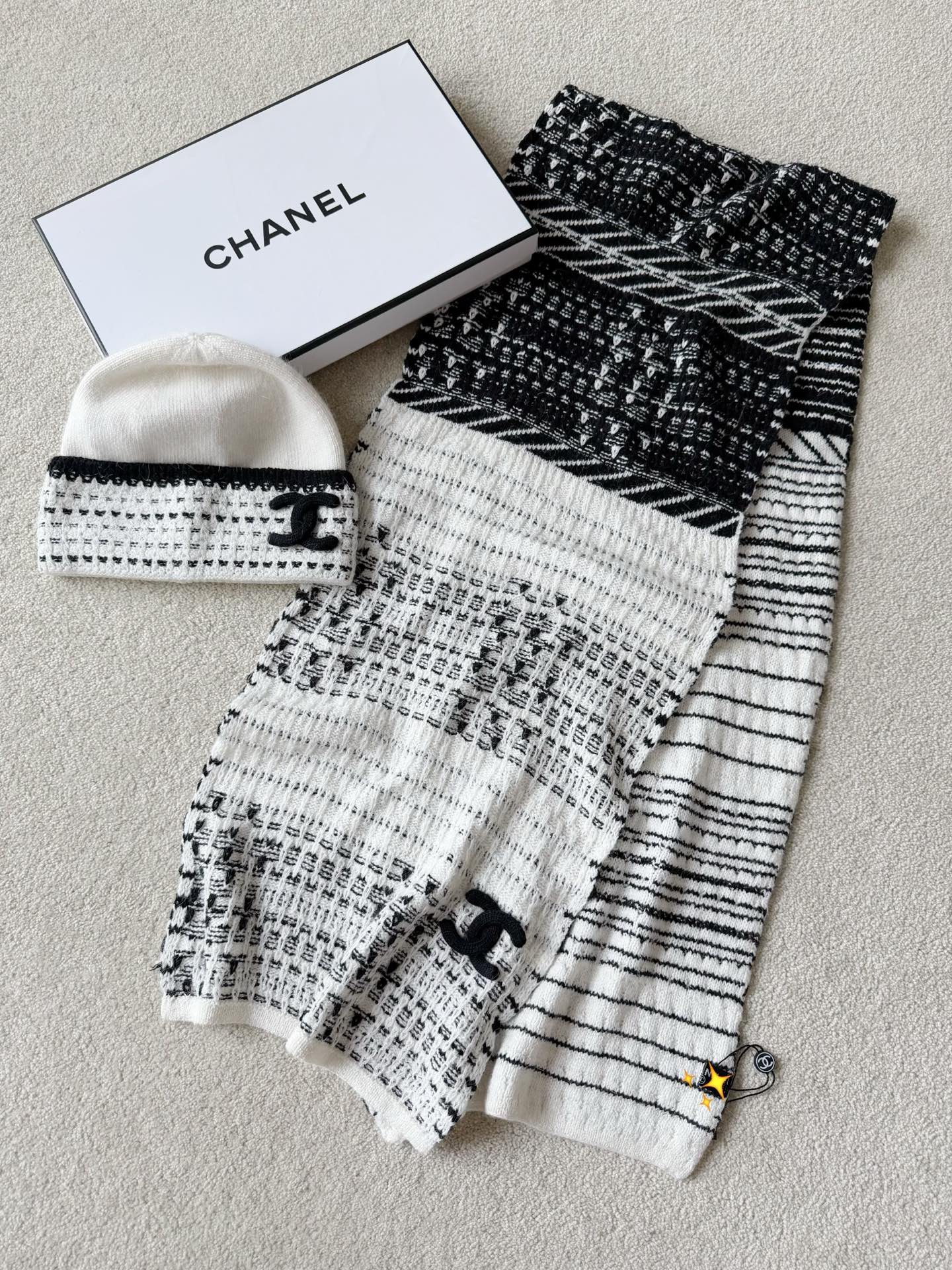 NO:622610,Cold Hat·Details Actual Photos Custom-woven and dyed wool + cashmere wool. After soft washing and water treatment. It is skin-friendly and comfortable to wear and will not prick at all. The elastic wool has no limit on the head circumference. The layered logo embellishment looks good no matter what clothes it is paired with. Hats, alexander wang19860909冷帽·细节实拍图 定织定染羊毛+羊绒毛料 经过柔软洗水处理 戴上亲肤舒适,一点也不会扎 富有弹力的毛料对头围不设限 富有层次感的logo点缀 不论搭配什么衣服都好看,,hats,alexander wang,Women's clothing