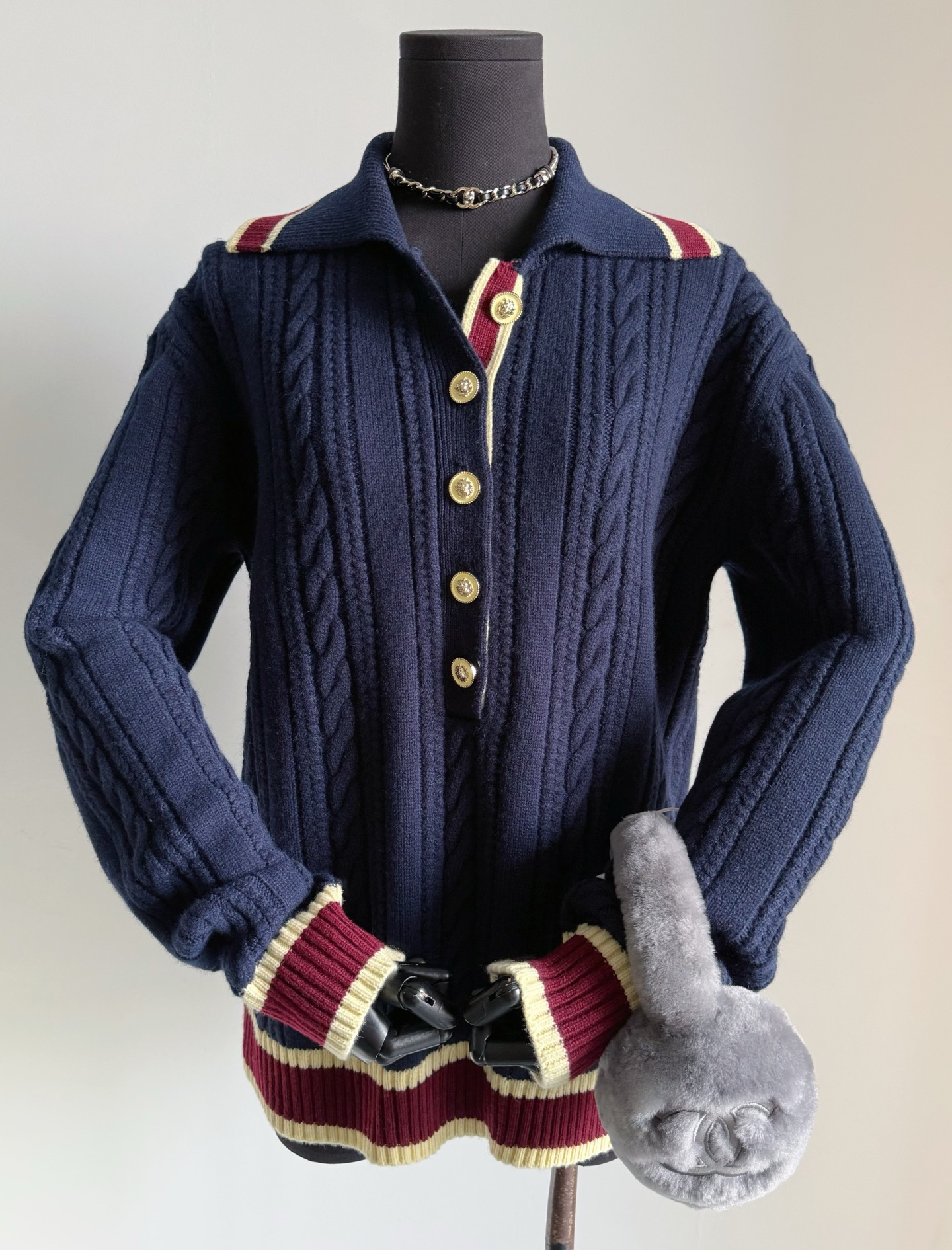 NO:656195,26C holiday series·updated together with the cabinet. yb is so confident in hand. Our color saturation, pattern restoration and hand feel can all stand up to your online comparison without pressure~~ Custom-woven and dyed cashmere + wool wool. The coarse knitting is loose and moderate, and the rib contrasting color cuffs. It is elastic and has no restrictions on body shape and age. Look for our custom-made molded hardware. The small details are restored vividly.  Let you really spend a small amount of money to do big things,,alexander wang1986090926C度假系列·和柜子一起更新 yb在手就是如此有底气 我们的颜色饱和度,版型还原度 以及到手的手感 都经得起你们全网对比无压力~~ 定织定染羊绒+羊毛毛料 粗针针织松散有度,罗纹撞色收口 富有弹力对身材和年龄不设限. 认准我们定制开模的五金 小细节都还原淋漓尽致 让你们真正花小钱办大事,,alexander wang,Women's clothing