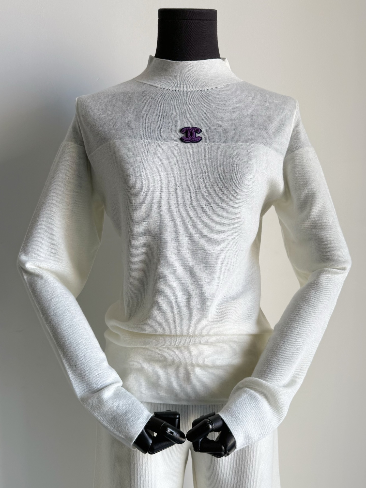 NO:655500,Continue to update the comfortable and easy-to-wear inner layering shirts. I really have no choice in terms of appearance of this one!! Made from super-fine sheep wool, it is skin-friendly and delicate to the extreme. It is suitable for wearing close to the body and will not be tied. It is warm and has a sense of sophistication ~~ Classic CC logo half see-through splicing. The half-high collar design is extremely stretchy and does not feel restrictive. The streamlined upper body slims down and modifies the figure. As an inner wear in autumn and winter, it can be worn with coats/down jackets.  Just wear one piece for spring, down jacket, alexander wang19860909继续更新舒适好穿内搭打底衫 这一件的颜值,真心没得挑 !! 超级细腻的绵羊毛毛料织造 亲肤细腻到极致 适合贴身穿无拘无束,不会扎 既保暖又有不多不少的精致感 ~~ 经典CClogo半截透视拼接 半高领设计弹力极大没有束缚感 流线型版型上身显瘦修饰身材 秋冬作为内搭,可搭大衣/羽绒服 开春单穿一件就足够,,down jacket,alexander wang,Women's clothing