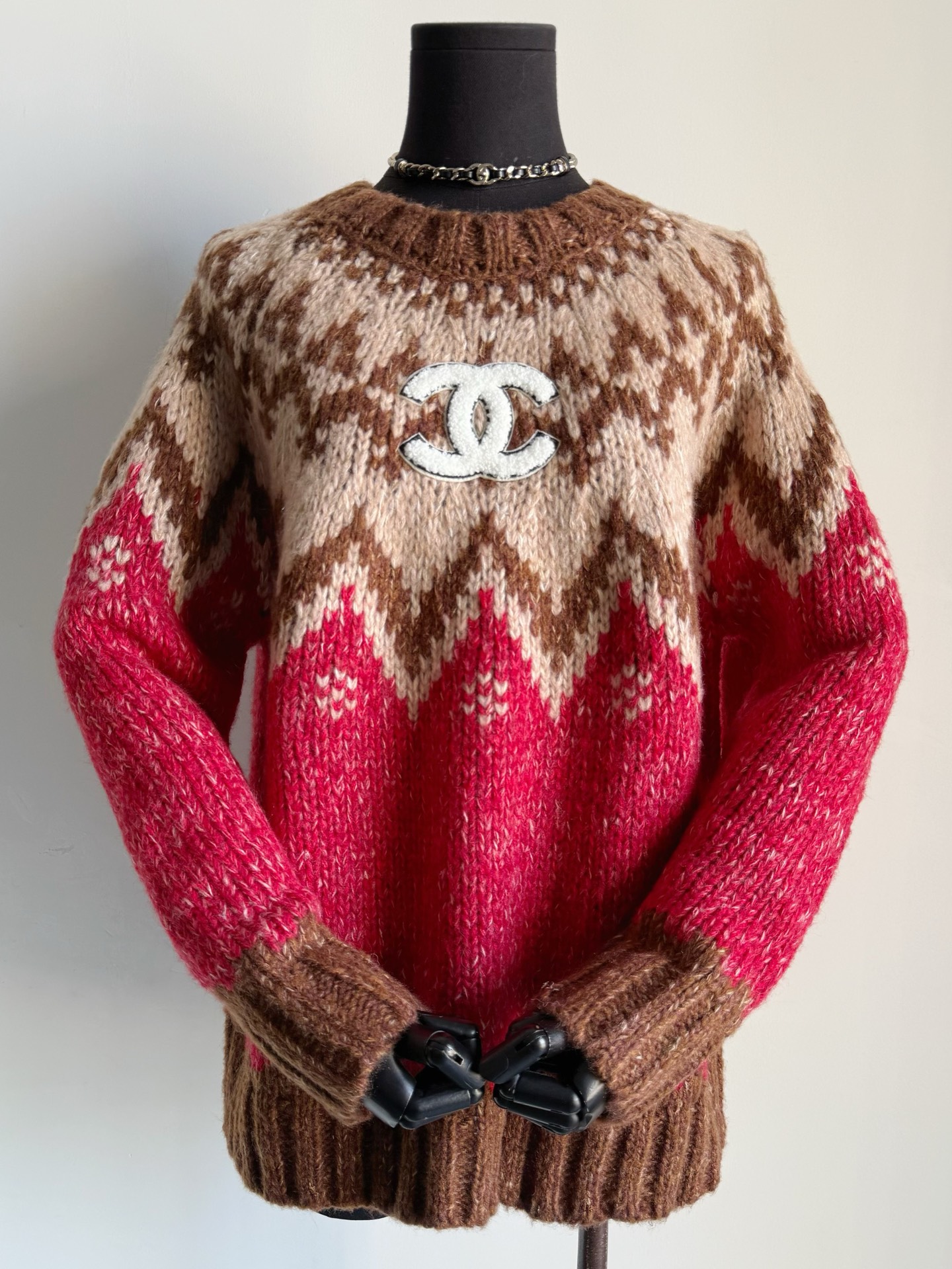 NO:655512,The Christmas atmosphere is strong this year. This is a thick sweater that can be worn until the New Year. When I get it in person, I am really impressed by the texture!! Custom-woven and custom-dyed ultra-thick cotton and wool blended nylon fabric. It is full of warmth, comfortable and casual. The thick knitted texture is full of texture. I dream back to the 'sweaters my mother knitted' since I was an overseas student. The middle-aged style is so charming~~ Tightly knitted rib cuffs, contrasting double C three-dimensional flocking logo on the chest, just the right red tone  Show off and very high-end, refuse to feel cheap,,sweaters,alexander wang19860909今年圣诞氛围浓厚 可以一直穿到新年的厚实毛衣 实物拿到手真心被质感折服 !! 定织定染超厚实棉羊毛混纺尼龙面料 保暖属性拉满,舒适又随意慵懒 粗针织造富有肌理感 梦回留学生时期起“妈妈织的毛衣” 中古款就是如此富有魅力~~ 紧密针织罗纹收口 胸前撞色双C立体植绒logo 恰到好处的红色调 显摆又很高级,拒绝廉价感,,sweaters,alexander wang,Women's clothing