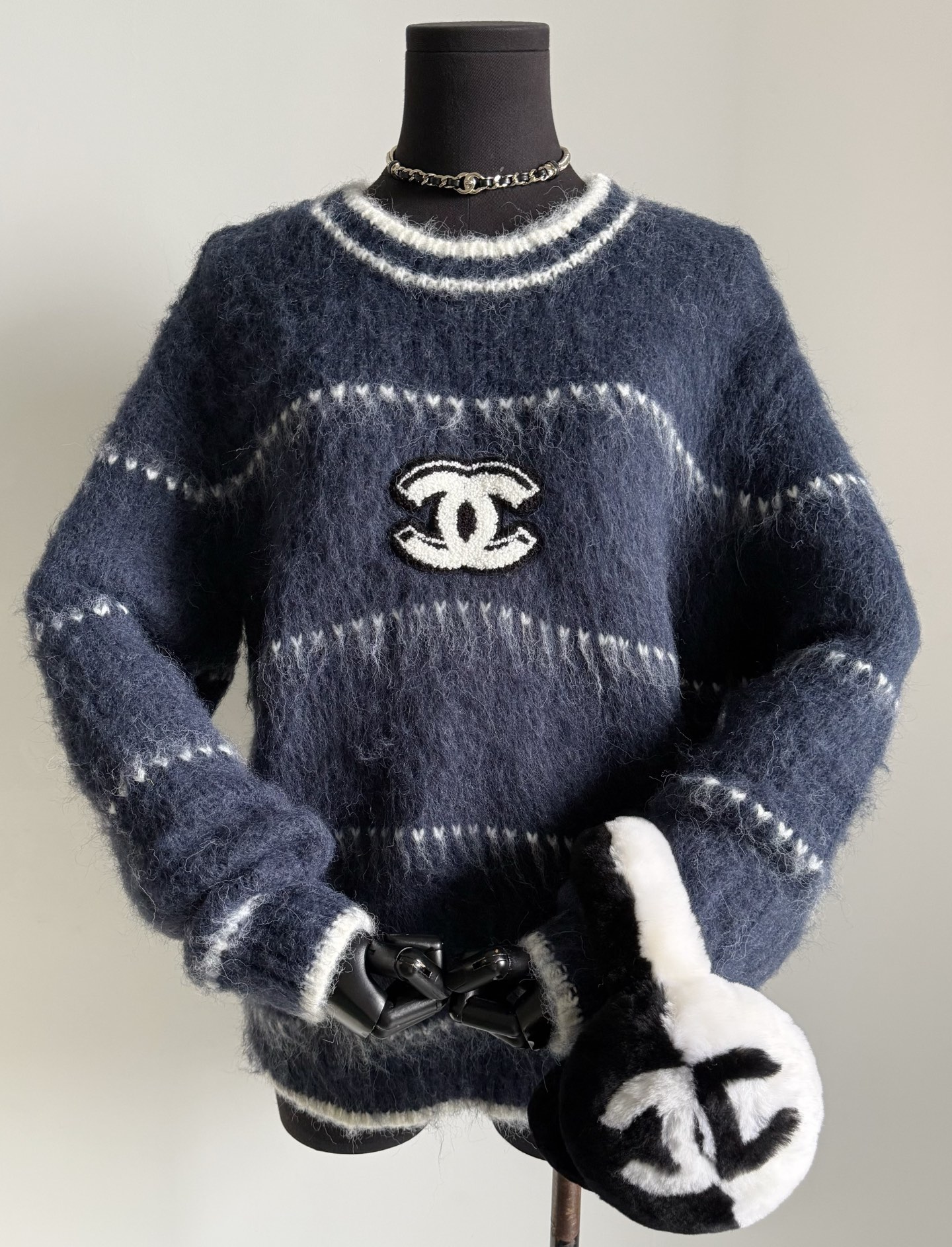 NO:657118,At the end of the year, I bought a sweater with good aesthetics and recognition. Spend a small amount of money to do big things. It is not easy to cross the sweater and fall in love~~ It has a sense of design in the front and back. Every kind of wool is custom-dyed. The deep navy blue contrasting white wool has a youthful and romantic color!! The large product is comfortable and skin-friendly, soft and delicate. It can be worn next to the body without getting prickly. The hand-brushed process restores the sense of hierarchy. Now it is time to wear the inner layer for spring.  A cost-effective item that easily pays for itself,,sweaters,alexander wang19860909年底了买一件好审美有辨识度的毛衣 花小钱办大事 不易撞衫越穿越爱~~ 前后都很有设计感的中古香 每一种毛料都是包缸定染 深藏蓝撞色正白色毛料 颇有少年感和浪漫色彩 !! 大货上身舒适亲肤,柔软细腻 可贴身穿完全不会扎 手工拉毛处理还原层次感 当下内搭开春单穿 轻松回本的一件性价比单品,,sweaters,alexander wang,Women's clothing