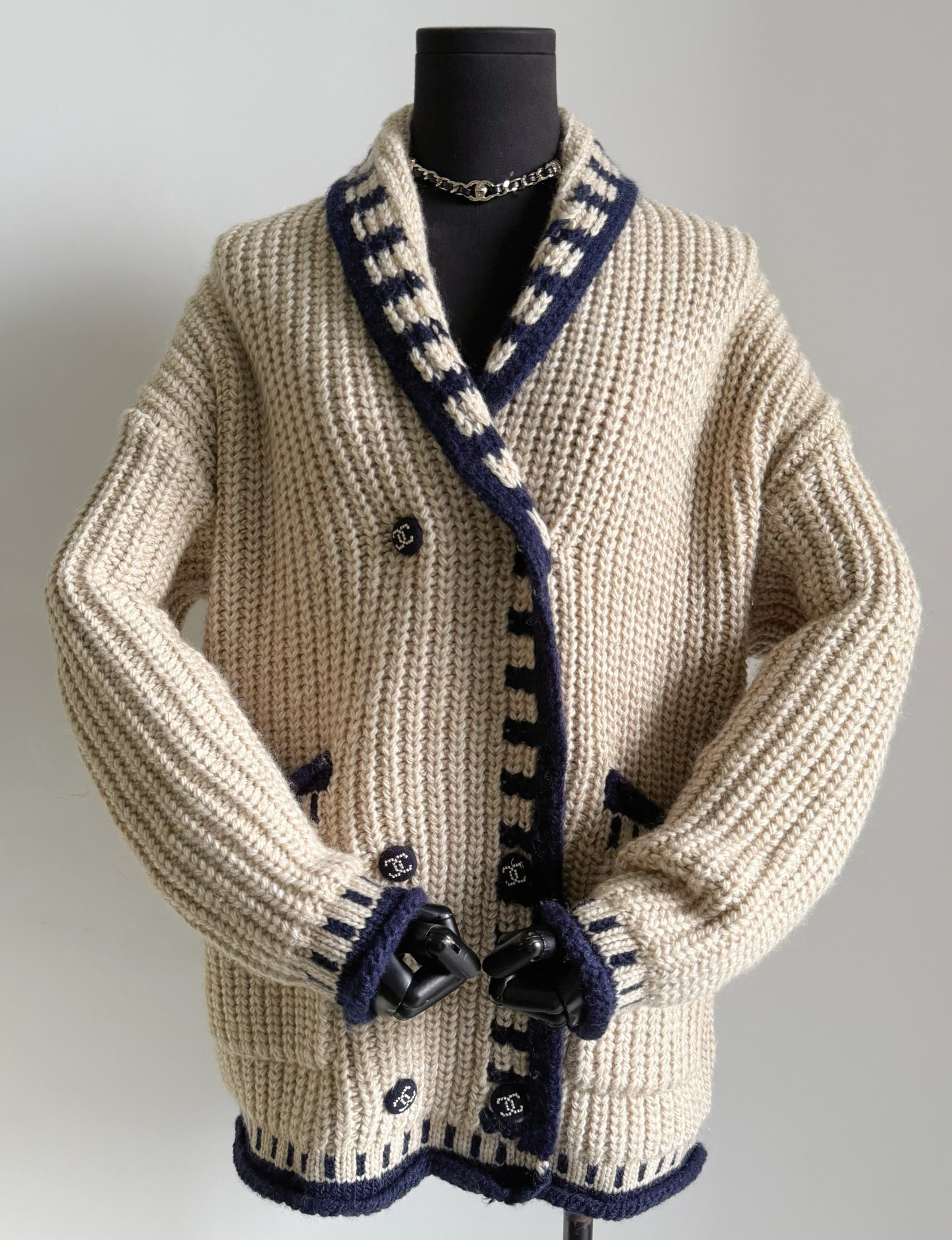 NO:657122,The relaxing atmosphere at the end of the year is given by Vintage fragrance. The middle-aged style has its charming charm. No matter how many pieces of fragrance you buy, it has a reason to be included in the wardrobe~~ Custom-woven and dyed wool blended nylon wool. Very pure light khaki, the real thing is very high-end. The coarse knitting makes it appear layered and has lazy shoulders. It can be elegantly controlled regardless of the body type. Wear it with a base layer, which can be used as a cardigan jacket. In winter, it can be worn under various coats.  Relaxed but not too simple, the more you taste, the more you like it, jackets & coats, alexander wang19860909年底的松弛氛围是Vintage香给的 中古款有它的迷人魅力 不论入手了多少件香 它都有值得被衣橱收纳的理由~~ 定织定染羊毛混纺尼龙毛料 很纯正的浅卡其,实物很有档次 粗针织造显得层次分明,慵懒落肩 不论什么身材都可以大方驾驭 内搭一件打底,可以当开衫外套 冬天内搭在各种大衣外套里 松弛又不会过分简单,越品越爱,,jackets & coats,alexander wang,Women's clothing