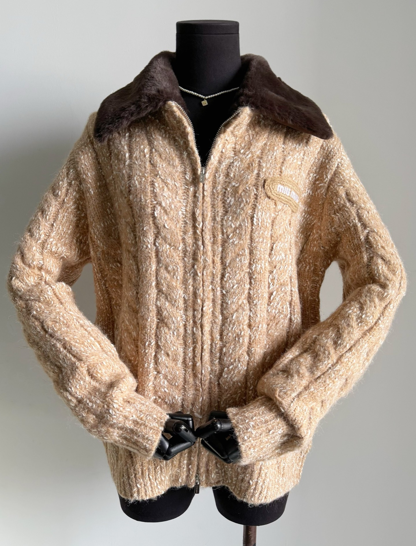NO:658570,26holiday·This issue’s jacket is full of surprises. The tangled fur collar was originally very attractive, but the upper body turned out to be unexpectedly fashionable and good-looking!! The key is that it can be detached separately. It is another style of cardigan jacket. The custom-woven and dyed wool is thick and warm. It is made of imported coarse knitting and has a clear texture. You can see the three-dimensional effect of the new pattern and the dots of jacquard fabric. Paired with the detachable and comfortable fur collar, you can unlock two completely different outfits.  It is elastic and has no restrictions on your body shape. Everywhere you look is full of details, jackets & coats, alexander wang1986090926holiday·本期惊喜连连的外套 原本纠结毛毛领很挑人 结果上身意外地时髦好看 !! 关键是还能单独拆卸 又是另外一种风格的开衫外套 定织定染羊毛毛料厚实保暖 进口粗针织造,还原纹理清晰 可以看到纽花呈现出来的立体感 以及面料提花的星星点点. 搭配可拆卸舒适毛领 解锁两种完全不一样的穿搭 富有弹力,对身材不设限 所到之处都是满满的细节,,jackets & coats,alexander wang,Women's clothing
