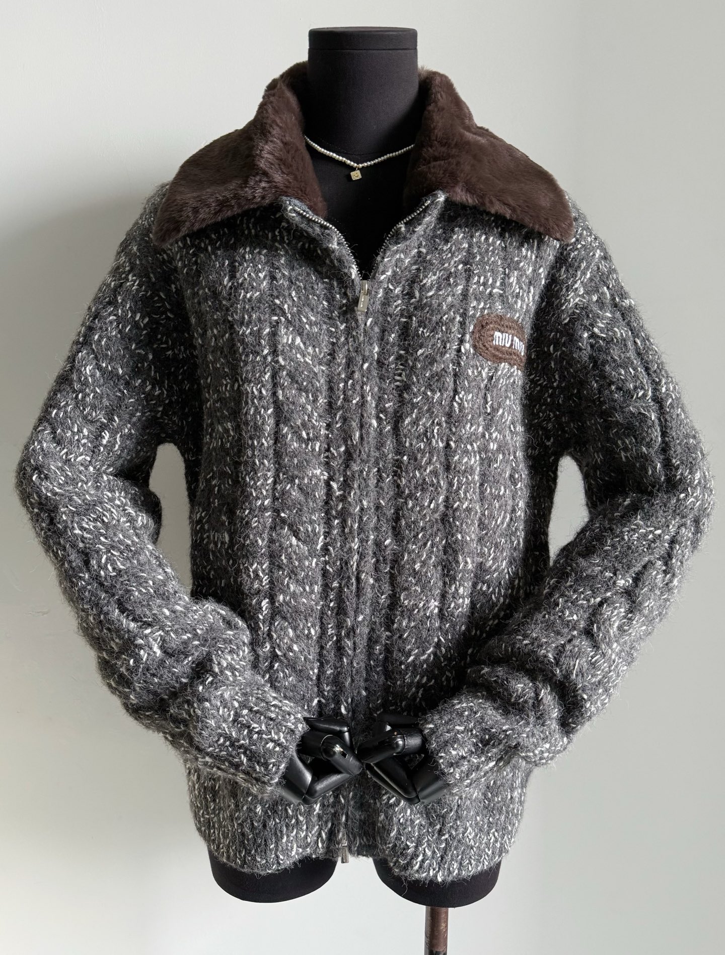 NO:658573,Actual photos of the same series of twilight gray·details. The fur collar is detachable to meet different dressing needs. It is retro and fashionable and has practical wearability. Who can refuse such a jacket~,,jackets & coats,alexander wang19860909同系列暮色灰·细节实拍图 毛毛领子是可以拆卸的 满足不同穿搭需求 复古时髦还兼顾了实穿性 任谁能拒绝这样一件外套呢~,,jackets & coats,alexander wang,Women's clothing