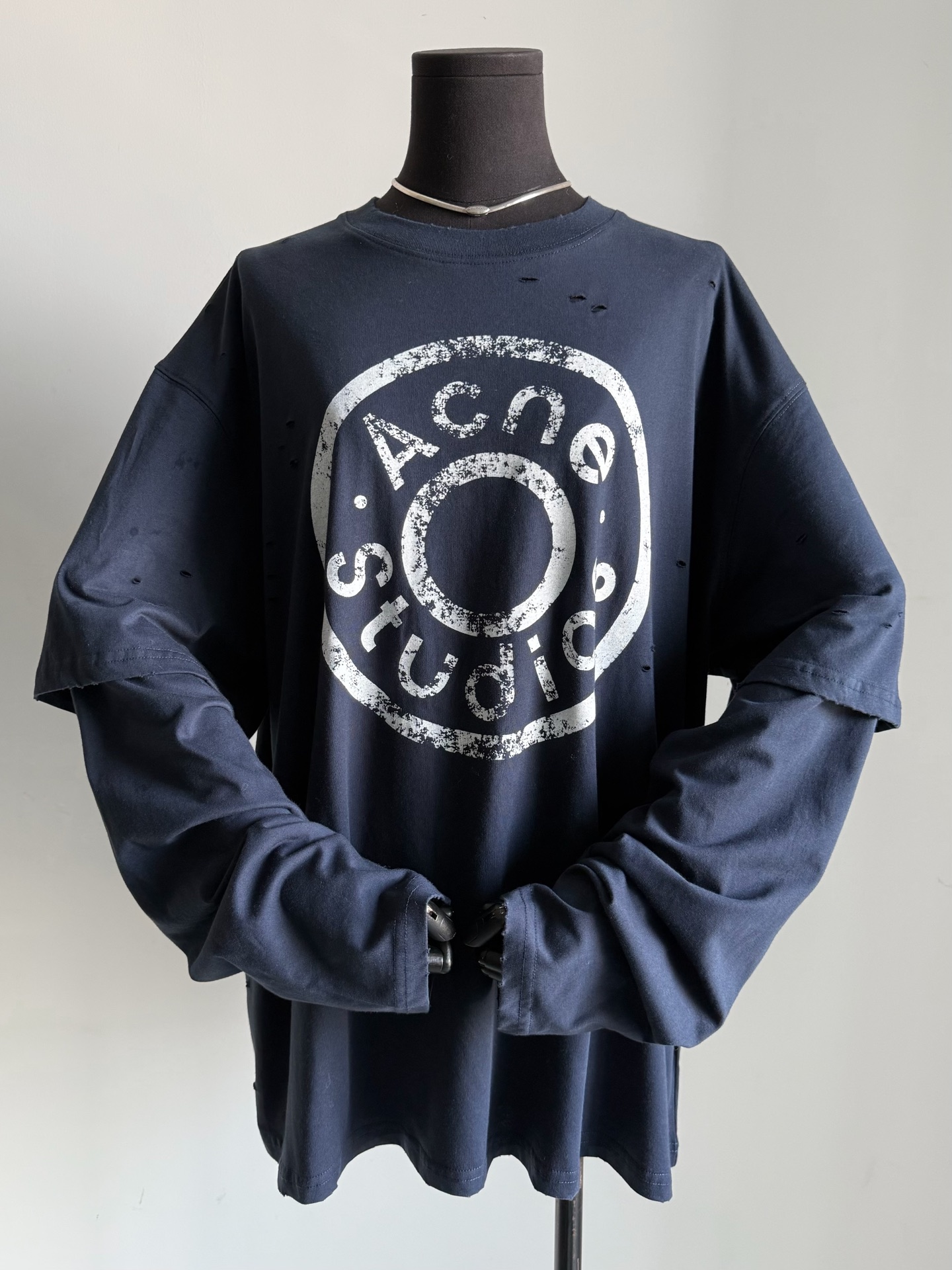 NO:658911,Keeping up with the trend, Ac has bought a lot of items this year. There are not many layering bottoming shirts that have caught my heart so much!! The two-piece layering element of the same style for men and women can be worn by people of any body type. The design and small details feel a step up from last year. Customized pure cotton material, high weight and not easy to deform. The non-full print echoes the hole details. It has a lazy atmosphere and daily casualness. It can be worn without restraint and I don’t want to take it off at all,, alexander wang19860909紧跟潮流的步伐 Ac今年的单品买了不少 如此入我心坎的叠穿打底衫不多 !! 男女同款假两件叠穿元素 不论什么身材的人都能驾驭. 设计和小细节感觉比去年更上一个档 定制纯棉用料,高克重不易变形 不饱满印花呼应了破洞细节 慵懒氛围又日常休闲 穿起来无束缚,完全不想脱下,,alexander wang,Women's clothing