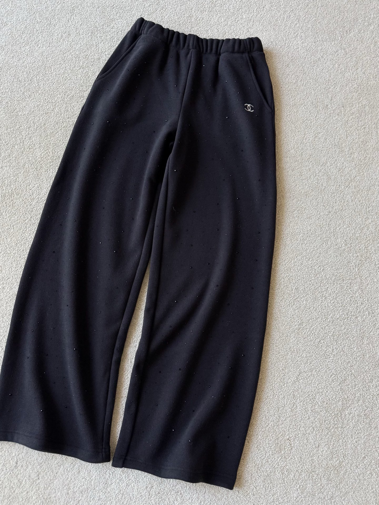NO:658905,One pair can handle the temperature difference between morning and evening in autumn and winter. A feedback style, comfortable and casual fleece sweatpants. You will only know how good they are when you buy them. This year's newly upgraded sweatpants fabric has a fleece bottom. You can see the little details of hot diamonds. Under different lights, the starry glitter effect adds a touch of sophistication to the dull autumn and winter. The elastic waist and straight wide legs can be used by anyone regardless of height, fat or thin!!,, alexander wang19860909一条搞定秋冬早晚温差 回馈款,舒适休闲加绒卫裤 买到手才知道有多好穿 今年全新升级的卫裤面料底抓绒 可以看到星星点点的烫钻小细节. 不同光线下,漫天星细闪效果 让沉闷的秋冬多了一丝小精致感 松紧腰加直筒偏阔腿 不论高矮胖瘦都可以随意驾驭 !!,,alexander wang,Women's clothing