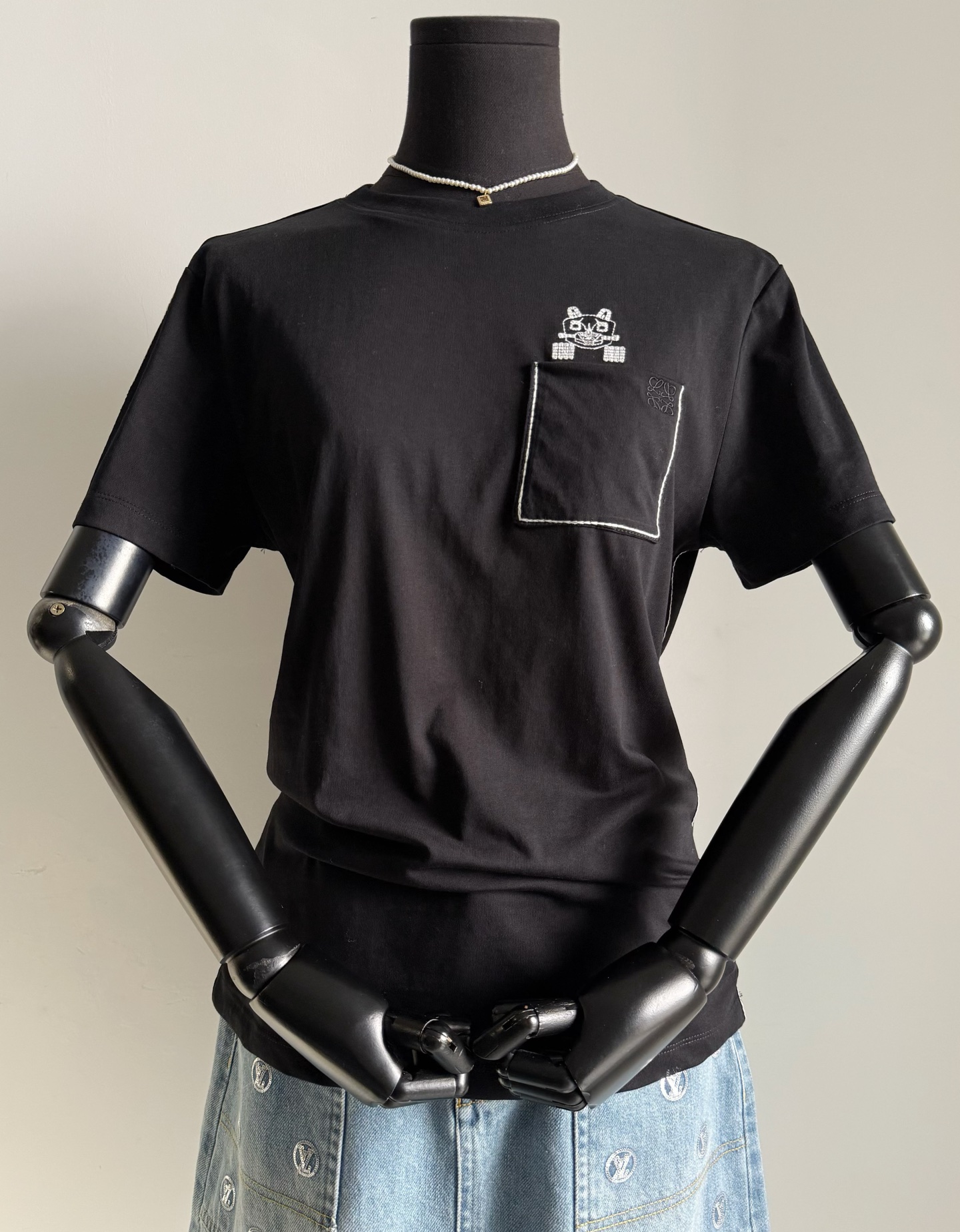 NO:666308,The short sleeves are really good to buy out of season. We insist on yb buying and developing, so you can buy them with confidence. We will continue to release the LouisWain co-branded series. The cat with high appearance and wrapped edges and threads, the details are very good. It is not a version that can be made just by looking at the picture. The custom-made pure black cotton fabric is skin-friendly and delicate. The whole piece is white raw edge embroidery and threads. The production cost is higher than ordinary tees. The classic small embroidery on the chest is matched with the cat embroidery. It is so cute that you can't refuse it!!,, louis vuitton, stuart  weitzman,T-shirt, 19860909反季节入手短袖真的香 我们坚持yb买入开发,可放心收 继续发布LouisWain联名系列 高颜值包边走线喵星人,细节很赞 不是看图可以做的版本 定制纯黑色纯棉面料亲肤细腻 整件白色毛边刺绣走线 比普通的tee制作成本更高. 胸前经典小刺绣搭配喵星人刺绣 乖巧可爱让人无法拒绝 !!,,louis vuitton,stuart weitzman,T-shirt, ,Women's clothing