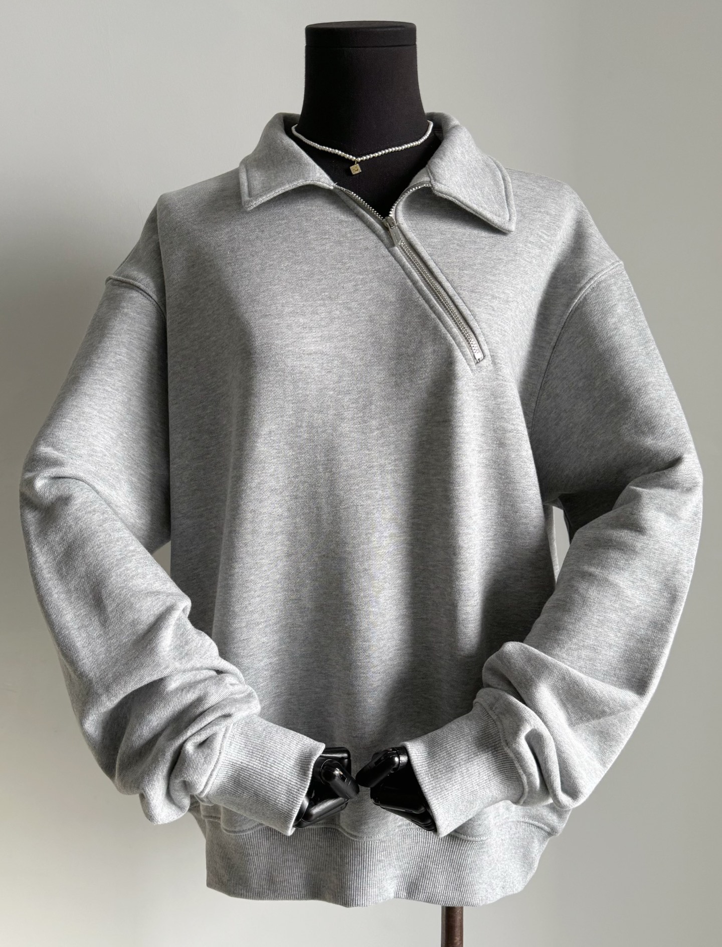 NO:685344,If you want to be fashionable, relaxed and easy to wear every day, close your eyes and close your eyes. Miu's new diagonal zipper lapel sweatshirt is completely in line with my aesthetics and is practical. Custom-made pure cotton material with large coils inside is skin-friendly, comfortable and unrestricted. Customized yb exquisite zipper pulls with small details in place. Sloping shoulder tailoring is more time-consuming and material-consuming. Although it is a simple gray sweatshirt, you can see the fit of our big factory on the upper body. The loose fit can be used by both men and women.  The first batch of good goods are in storage and shipped every day, miumiu, hoodie, sweatshirts,19860909想要日常时髦松弛好穿 闭眼来收,Miu新款斜条拉链翻领卫衣 完全符合我的审美,实穿主义 定制纯棉用料内里大线圈 亲肤舒适自在无束缚. 定制yb精致拉链头小细节到位 斜肩剪裁更加耗时耗料 虽说是简单的灰色卫衣 但是上身就看得到我家大厂版型 宽松版型男女皆可驾驭 首批好货入库,每天发,,miumiu,hoodie,sweatshirts,,Women's clothing