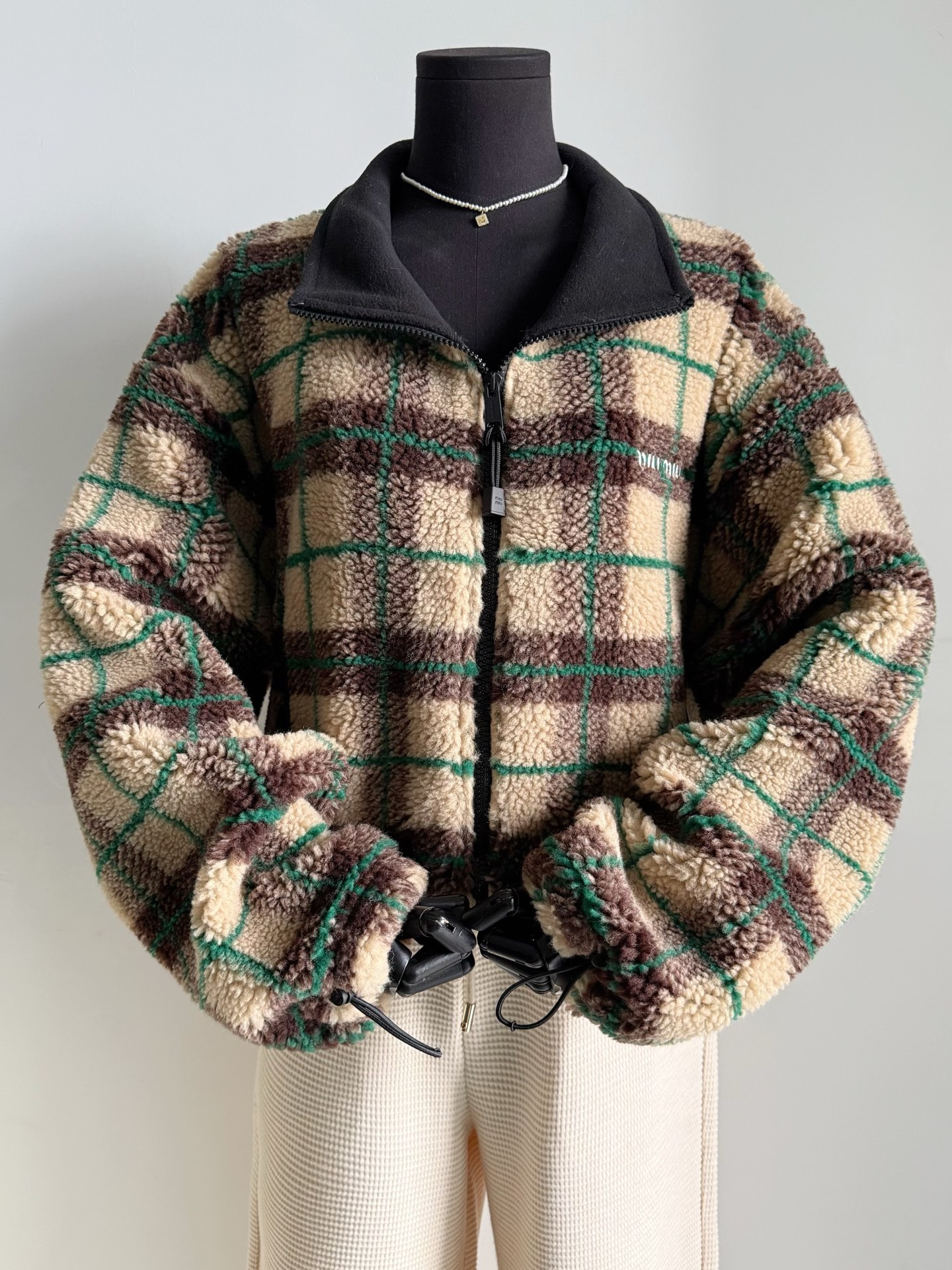 NO:658918,Miu·25FW new autumn and winter teddy jacket. When I got it, I was immediately impressed by the soft feel. This piece is perfect for little people!! The upper body automatically has long legs. Paired with jeans/sweatpants, the atmosphere is just right. Customized yb cotton wool fabric, grainy and evenly distributed. The small logo embroidery details on the collar are in place. Infrared rays accurately restore the plaid pattern. The plaid pattern on the front, back, top and bottom, including the pockets, is correct. The hem can be gathered into the waist to design multiple ways of wearing it.  One piece that can be worn from autumn and winter to early spring,,miumiu,jeans,jackets & coats,alexander wang19860909Miu·25FW秋冬新款泰迪外套 拿到手立马被软糯的手感折服 这一件太适合小个子了!! 上身自动拥有大长腿儿 配牛仔裤/卫裤,氛围刚刚好 定制yb棉羊毛面料,颗粒感均匀分布 领口的小logo刺绣细节到位 红外线精准还原格纹对花 前后,上下,包括口袋的格纹都对 下摆可收腰设计多种穿法 可以从秋冬穿到初春的一件,,miumiu,jeans,jackets & coats,alexander wang,Women's clothing