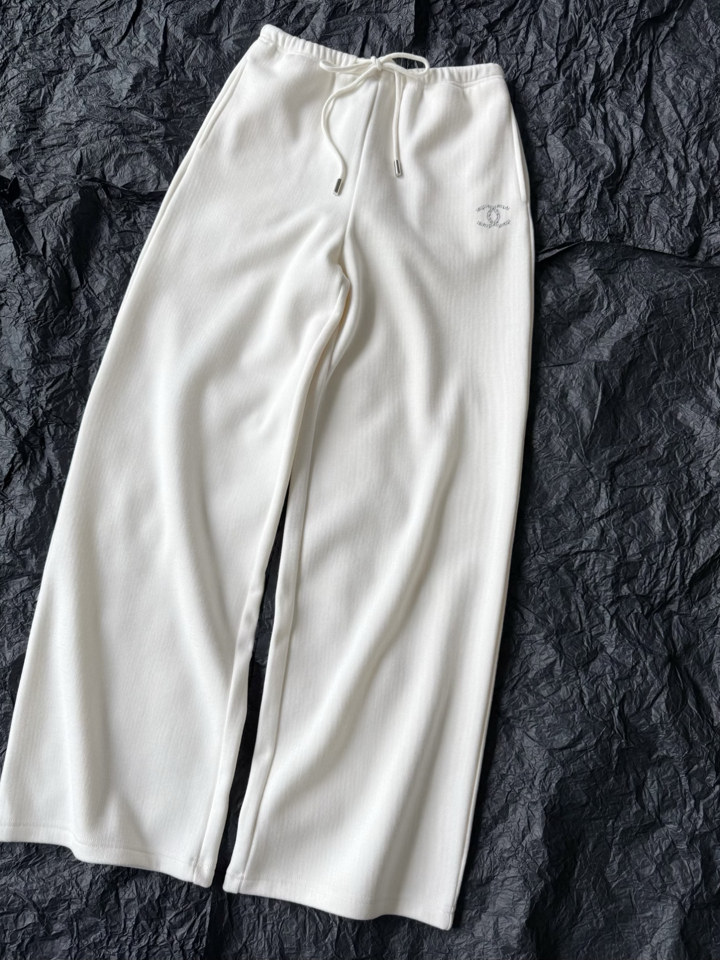 NO:666315,Go out in winter and stay at home. The boss lady highly recommends the thickened and velvet sweatpants. You can handle the weather between 0 and 10 degrees. You no longer have to worry about looking slim and keeping warm!! The custom-made thickened and velvet sweatpants fabric is skin-friendly and delicate, suitable for close-fitting wear. The atmospheric rhinestone logo and snowflake logo on the front and back make people irresistible ~~ The elastic waist and straight-leg wide trousers hide the body and show the length of the legs, no matter you are tall or short, you can control it.  Recommend two colors, close your eyes and avoid stepping on thunder,  19860909冬天出门·宅家两不误 老板娘力荐的加厚加绒卫裤 0到10度的天气一掉搞定 再也不用发愁,显瘦和保暖都要 !! 定制加厚加绒卫裤面料 亲肤细腻,适合贴身穿 前后氛围感十足的烫钻logo和雪花logo 让人一件倾心无法抵抗 ~~ 松紧腰加直筒偏阔裤型 藏肉显腿长,无论高矮胖瘦都能驾驭 推荐两色,闭眼入不踩雷,, ,Women's clothing