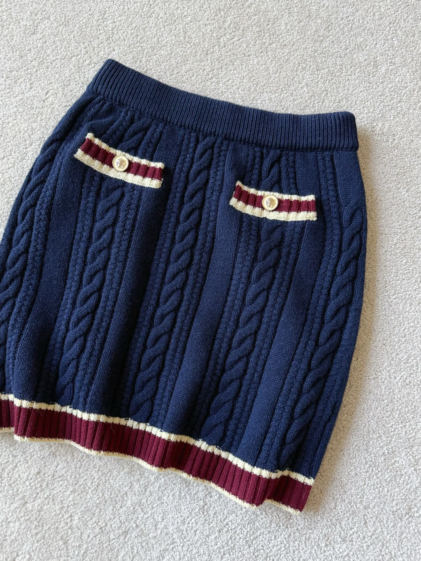 NO:687047,The belated 26C knitted skirt is newly released. There are finally many orders from customers through trade channels. The same style is a must-have for the holiday series. A short skirt can be matched with any of your 26c tops. You can see that vic uses it in matching. The skirt also insists on buying it from yb. Restore the original style, three-dimensional knitted cable pattern, real cashmere + wool material, you can touch the texture. It has been compared with the whole network without pressure,,skirts,19860909迟来的26C针织短裙上新 贸易渠道顾客订单终于有多的 同款度假系列必入款 一条短裙可以搭配你26c任意一件上衣. 可以看到vic搭配都用到了它 半裙也坚持yb购入 还原版型,立体针织绞花 实打实的羊绒+羊毛毛料 到手摸的到的质感 经的起全网对比无压力,,skirts,,Women's clothing