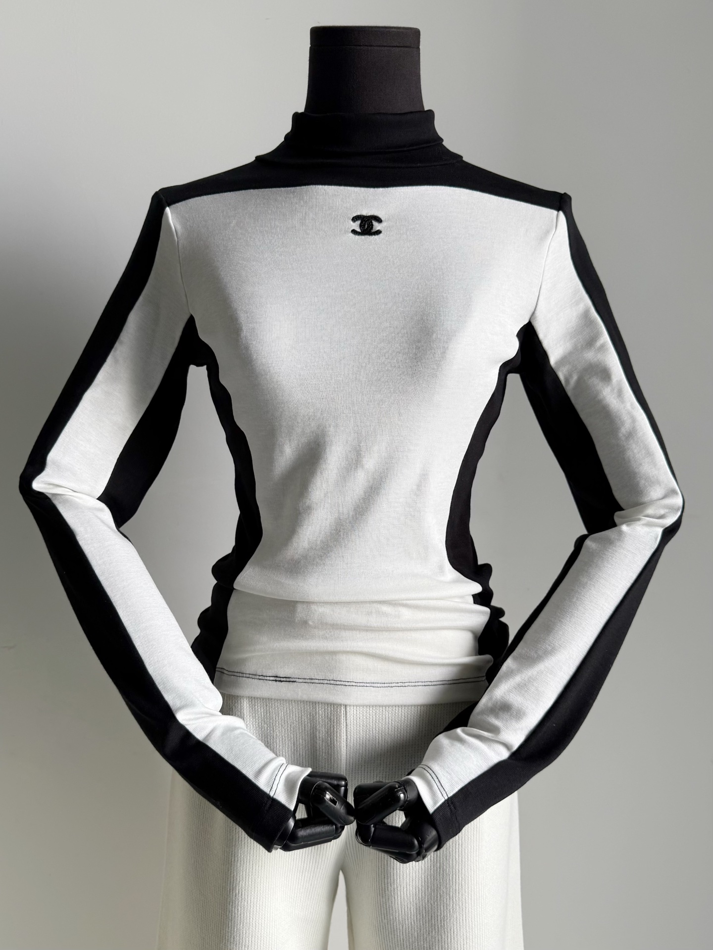 NO:666784,Autumn and winter are the seasons to stock up on foundations. There are not too many foundations that are comfortable, skin-friendly and good-looking~ Suitable to be worn under any down jacket. Lyocell + wool blend is just right. It is elastic and suitable for close-fitting wear. Classic black and white contrasting color stitching makes the whole person visually lose 5 pounds. The mid-collar design is more temperature-locking. A small logo embellishment on the chest. Wearing it alone will not feel exaggerated in spring.,, ​​down jacket,  19860909秋冬就是囤打底的季节 舒适亲肤又有高颜值的打底不嫌多~ 适合内搭在一切羽绒服里的内搭 莱赛尔+羊毛混纺恰到好处 富有弹力适合贴身穿. 经典黑白撞色拼接 视觉上整个人都显瘦了5斤 中领设计更加锁温 胸前一个小logo点缀 开春了单穿也不会觉得夸张.,,down jacket, ,Women's clothing