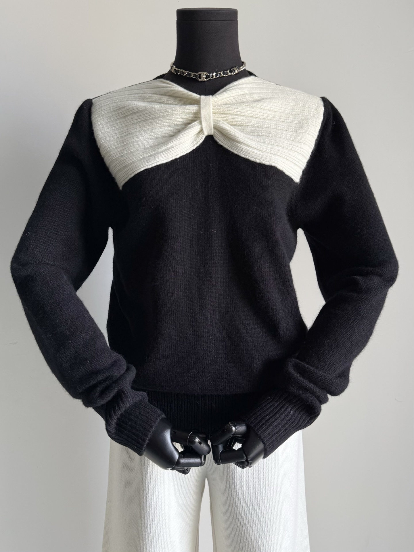 NO:666789,Woohoo, I haven't encountered such a heart-warming vlt for a long time. A sweater that you can close your eyes and wear!! Custom-woven and dyed reactive black sheep wool, soft and skin-friendly, and extremely delicate. Although there is no obvious logo, the craftsmanship is noble enough. Three-dimensional woven ruffled bows. Each piece has been hand-picked and finely processed. The texture presented is by no means comparable to the low-end version. Currently worn under a down jacket, a simple and elegant single for the spring, sweaters, down  jacket, 19860909呜呜呜好久不遇到如此心动的vlt 可以闭眼入的一件毛衣 !! 定织定染活性黑绵羊毛毛料 柔软洗水亲肤细腻到极致 虽然没有明显logo却从工艺足以显贵. 立体织造褶饰蝴蝶结 每一件都经过人工手挑精细处理 呈现出来的质感绝不是低版本能比的 当下内搭在羽绒服里 开春单传一件简约又优雅,,sweaters,down jacket, ,Women's clothing