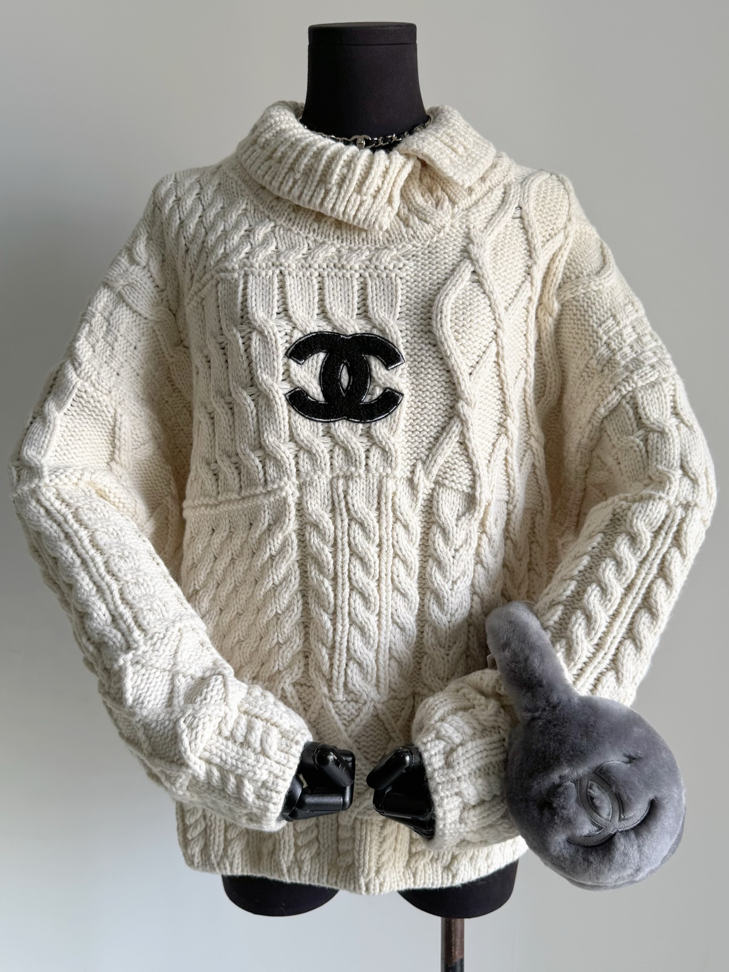 NO:687058,Cooling warning, thick wool sweater can be said to be what is needed right now!! Personally love the thick knitted texture, custom-made 75 wool silk nylon wool, solid material, very thick and soft, imported machine thick knitting cable knitting technology, tangible sense of layering, rejecting cheapness. I really like the design of this slanted shoulder neckline. It is quite recognizable and has a good aesthetic that is not easy to match with other clothes.  The first batch of good goods will be shipped every day, sweaters, real silk,19860909降温预警,有厚度的羊毛毛衣 可以说是当下刚需了 !! 个人很爱的粗针针织富有肌理感 定制75羊毛真丝尼龙毛料 用料扎实,实物非常厚实又很柔软 进口机器粗针针织绞花工艺 摸得出的层次感,拒绝廉价 好爱这个斜肩领口的设计感 颇有辨识度,不易撞衫的好审美 首批好货入库每天发,,sweaters,real silk,,Women's clothing