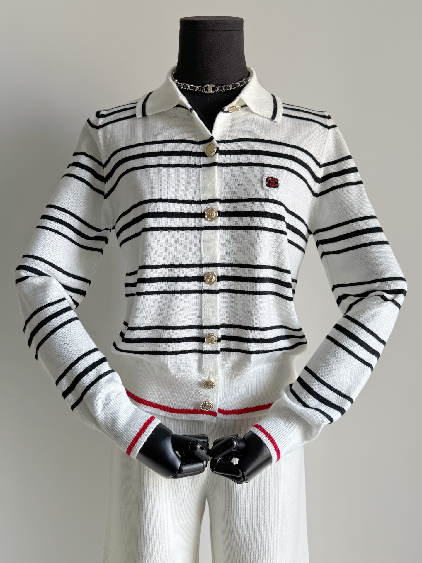 NO:667625,26C really has endless supplies, and I have fallen in love with this practical striped shirt. It is a single item that you can wear all year round without any worries about matching. The fine cashmere wool is custom-woven and dyed. After soft washing, it is delicate and skin-friendly. It is elastic and tolerant to the body ~~ The age-reducing lapel design, striped contrasting plaid, cuffs and hem have a little contrasting treatment. It is really hard to put it down. The first batch of good products in the past year are available on a first-come, first-served basis, alexander  wang1986090926C真的是补不完的货 又看上了这件实用的条纹小衫 是真的让你们一年四季都能穿到 一点搭配的焦虑都没有的单品. 定织定染细腻羊绒毛料 经过柔软洗水之后细腻亲肤 富有弹力对身材包容性大 ~~ 减龄翻领设计,条纹对格 袖口和下摆一点撞色处理 真的让人爱不释手 年前首批好货入库先到先得,, ,Women's clothing