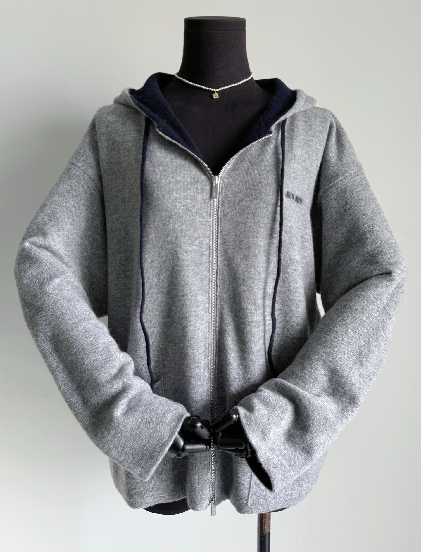 NO:667652,The real thing looks 10,000 times better than the real photo!! The double-sided woven knitted jacket with a lazy atmosphere is a piece that you can't put it down. Custom-woven and dyed floral gray cashmere wool. The extremely fine weaving requires very high requirements on the machine. The super-thick piece is full of weight and feels warm when you wear it. The version is loose and unrestricted, so the material is very large. Compared with other sweaters, its cost is 2-3 times more  Delicate, soft, skin-friendly and drapey. As for the customized hardware itself, it is standard in my home, jackets & coats, sweaters,  19860909实物比实拍好看一万倍 !! 慵懒氛围感拉满的双面织造针织外套 可以闭眼入爱不释手的一件 定织定染花灰色羊绒毛料 极细织造对机器要求特别高. 超厚实的一件分量感十足 到手沉甸甸,穿上暖洋洋 版型宽松不设限所以用料很大 相对于其他的毛衣来说 它的成本是2-3倍之多 细腻柔软亲肤有垂坠感 至于定制五金本身就是我家标配,,jackets & coats,sweaters, ,Women's clothing