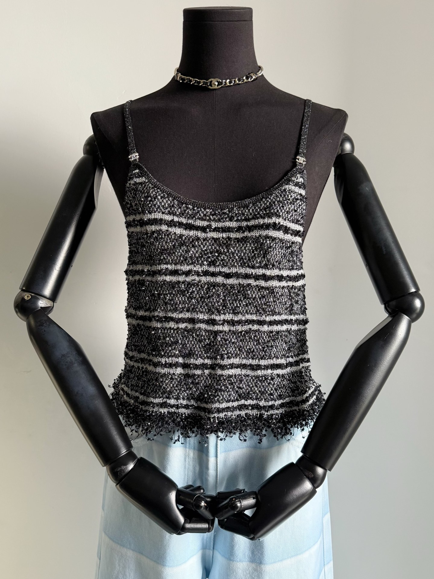 NO:684519,Detailed picture of camisole from the same series. Many vics are full of praise for it. The fabric is more advanced and noble, and it is practical for daily wear. It is not a burden to buy. We have taken care of the small details, so you can buy it with confidence.19860909同系列吊带背心·细节图 不少vic都对它赞不绝口 面料更高级显贵,日常也实穿 买起来没有负担的一件 小细节我们都做足了可放心入,,,Women's clothing