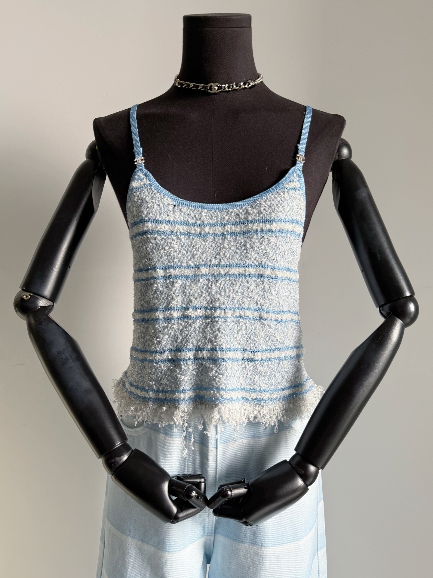 NO:684512,Detailed picture of camisole from the same series. Many vics are full of praise for it. The fabric is more advanced and noble, and it is practical for daily wear. It is not a burden to buy. We have taken care of the small details, so you can buy it with confidence.19860909同系列吊带背心·细节图 不少vic都对它赞不绝口 面料更高级显贵,日常也实穿 买起来没有负担的一件 小细节我们都做足了可放心入,,,Women's clothing