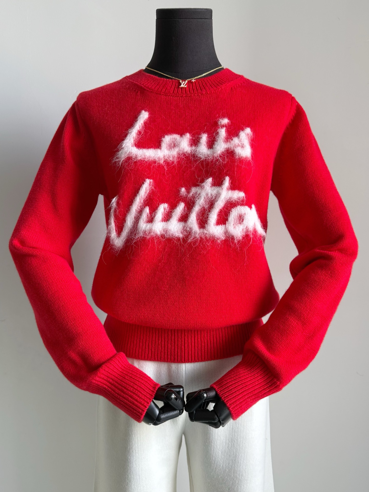 NO:685384,A very old and rare LV model. It will either be out of stock or out of stock next month. The first batch of good products are smart and hurry up! !! Red signature sweater with a lot of premium offline. The materials used are 73 sheep wool + cashmere + alpaca. It accurately restores the feel and fabric ratio. The brushing of the letter part is purely handmade. It is as stress-free as a cabinet. The overall production time is no less than that of a jacket. It still looks bright when worn under various down jackets.  Wear alone as spring begins, louis vuitton, jackets & coats, sweaters, down jacket,19860909年味很足的一件lv稀缺款 等到下个月不是断货就是断码 聪明的首批好货赶紧来收 !! 线下溢价不少的红色签字毛衣 73绵羊毛+山羊绒+羊驼毛的用料 精准还原手感和面料配比. 字母部分的拉毛处理纯手工制作 堪比柜子无压力 整体制作时长,不亚于一件外套 内搭在各种羽绒服里照样亮眼 开春了直接单穿,,louis vuitton,jackets & coats,sweaters,down jacket,,Women's clothing