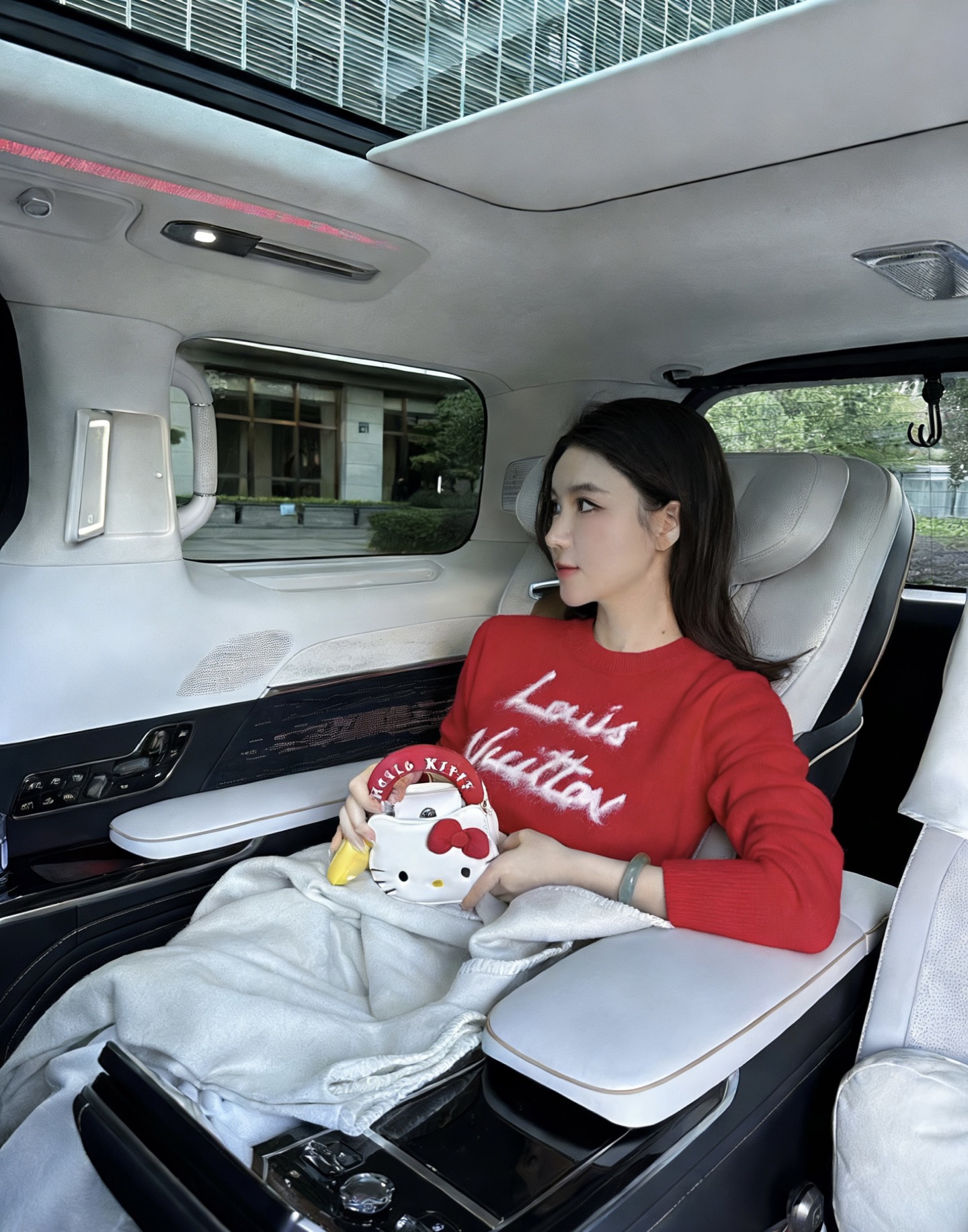 NO:685338,A limited edition sweater that is hard to buy offline,,sweaters,19860909线下很难买到的一件 限定毛衣,,sweaters,,Women's clothing