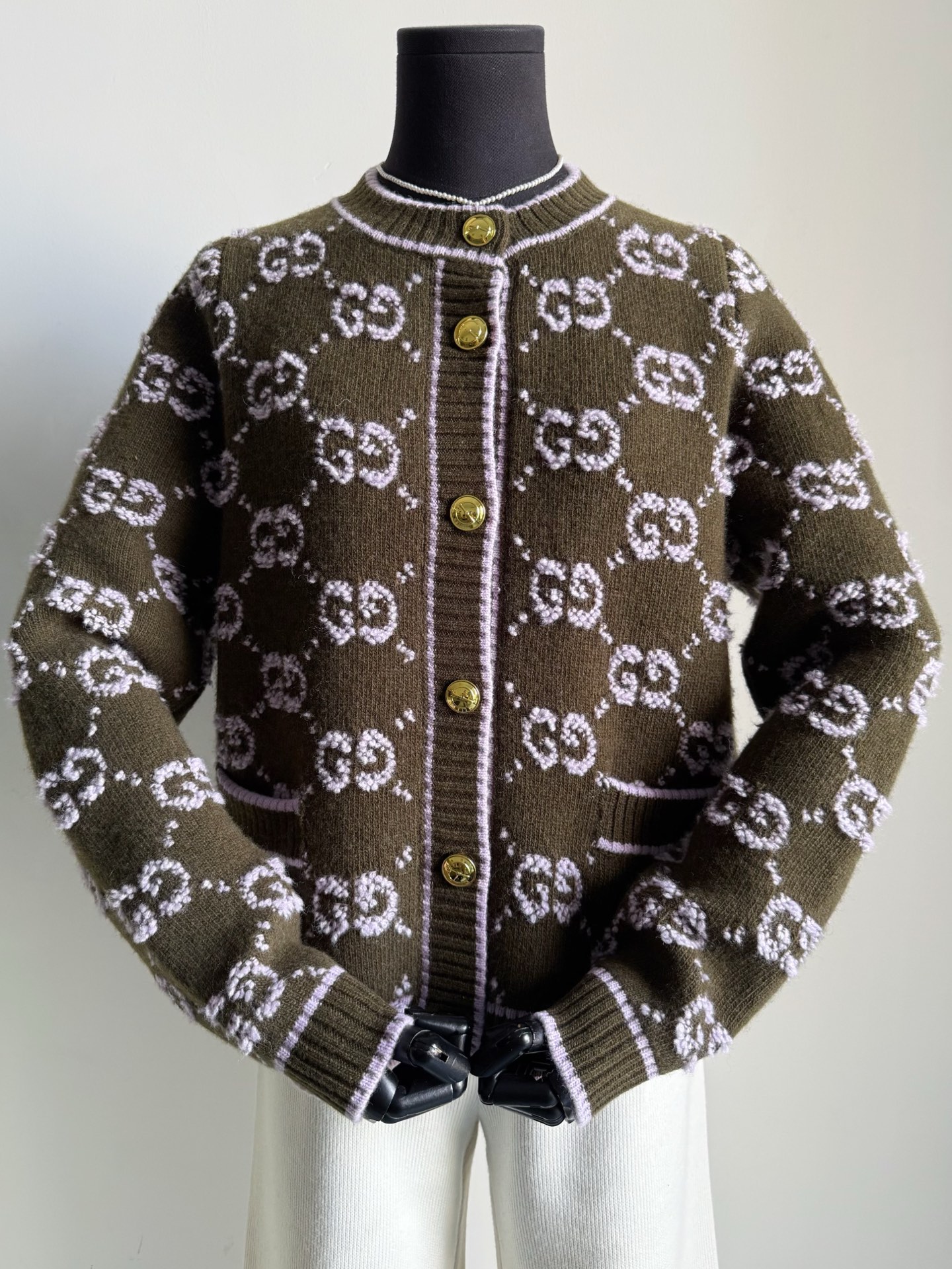 NO:687299,The real thing is more than two or three times more beautiful than the real shot. I will definitely be impressed by the texture after I get this piece!! It is quite wide, thick and has a good shape. The various uneven versions on the market cannot compare. It is custom-woven and dyed wool, and the color is matched in the cylinder. You can see that it is a very recognizable olive green. The saturation is consistent and the hand feels solid. 1v1 restores the details of the GG jacquard letters. There is an obvious concave and convex feeling when you touch it. The front and back are anti-patterned, so it is durable.  Putting it in the wardrobe will make people feel happy~~,,19860909实物远远比实拍美了不止两三倍 这件到手之后必定被质感折 !! 挺阔厚实又有版型的一件 市面上各种参差不齐的版本都无法比拟 定织定染羊毛毛料,包缸对色 看得到是很有辨识度的橄榄绿 饱和度一致,手感扎实 1v1还原GG提花字母细节 触摸有明显的凹凸感 前后都是对花的,经久耐穿 放在衣橱都会让人心情愉悦~~,,,Women's clothing