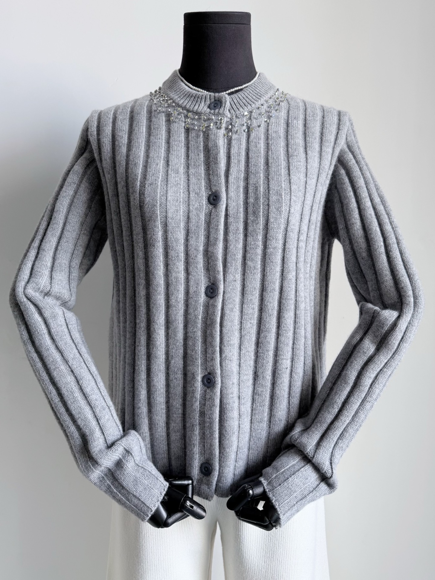 NO:694819,It looks simple, but is actually an extraordinary cardigan. You all know that GUCC is rarely produced in my house, but when it is produced, it must be a carefully selected low-key and meaningful cardigan and sweater. It is smart to buy the first batch of good products~~ Custom-woven and dyed wool + cashmere wool. Imported machines complete the pit production. It has a clear concave and convex feel, and is delicate. The collar is hand-sewn with exquisite imported diamonds and sequins. No more and no more exquisiteness is more advanced.  Small details are comparable to no pressure, you can close your eyes to take in, gucci, sweaters,19860909看似简约,实则不普通的一件开衫 你们都知道我家很少出GUCC 但凡出品,必定是精挑细选 低调又有内涵的开衫毛衣 趁首批好货率先入手才是聪明人 ~~ 定织定染羊毛+羊绒毛料 进口机器完成坑条制作 触摸明显的凹凸手感,细腻到位 领子纯手工缝制精致进口奥钻和亮片 不多不少的精致才更高级 小细节媲美无压力,可闭眼来收,,gucci,sweaters,,Women's clothing