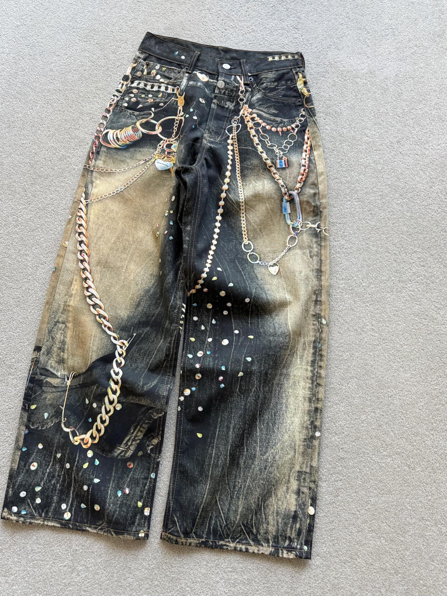 NO:694807,acn's magic pants are back again!!! The style/texture/details are exactly what I bought. The limited New Year series for the Year of the Horse, so you don't need to put them on early offline. Customized stiff denim and cotton with the same YB. Imported machine 3D printing technology to restore. Many celebrities on Hongshu have been the first to wear it~~ Three-dimensional tailoring with mid-high waist. The loose effect does not limit the leg shape. Three-dimensional printing that can be viewed with a magnifying glass. Each process is different from existing pants. Same style for men and women, excellent fit.  First come first served throughout the four seasons,19860909acn神裤又又又来袭 !!! 版型/质感/细节认准我家实拍 马年限定新年系列,免去线下早早穿上 定制硬挺牛仔棉yb一致 进口机器3D印花技术还原 红薯上很多明星都有率先穿到 ~~ 立体剪裁中高腰 宽松效果对腿型不设限 可以用放大镜观看的立体印花 道道工序都区别已有的裤子. 男女同款,版型极佳 贯穿四季先到先得,,,Women's clothing