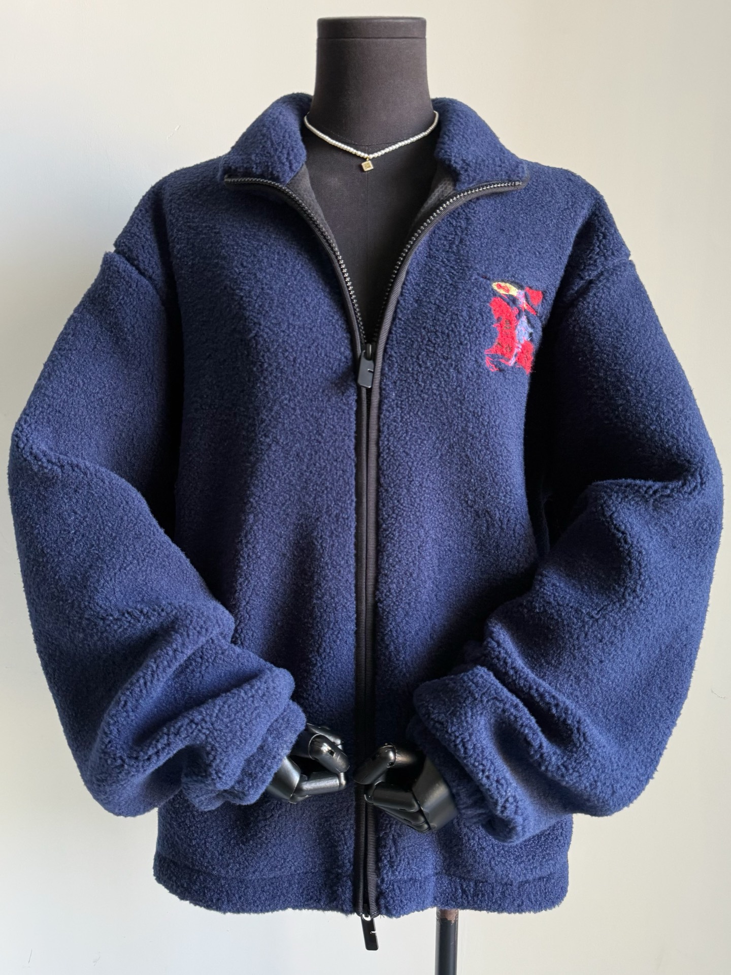 NO:695995,Global VIP Limited War Horse Series This polar fleece jacket is so rare!!! My boyfriend’s high-looking New Year’s jersey at the end of the year. This one can be said to be the top three items. Dark blue polar fleece fabric, cashmere + wool. The surface treatment is extremely delicate, even and smooth, and has an excellent hand feel. The imported ultra-breathable mesh and thickness inside provide full warmth without any weight. Limited edition red knight war horse embroidery for the Year of the Horse. Imported machine fine tracing. There are many such jackets on the market.  Either the clothes are heavy, or they are not warm enough. Check out the real details of my home. Get the best quality in one step. Save a fortune. Jackets & coats.19860909全球限量vip限定·战马系列 这款摇粒绒外套太稀缺了 !!! 年底了男朋友的高颜值新年战袍 这一款可以说是排名前三的单品 深藏蓝色摇粒绒面料,羊绒+羊毛 表层处理极其细腻,均匀平整手感极佳 内里进口超透气网眼还有厚度 无自重的前提下保暖度拉满 马年限定红色骑士战马刺绣 进口机器精细描边 市面上很多这种外套 不是衣服很重,就是保暖度不够 认准我家实拍细节 一步到位最佳品质,立省一笔,,jackets & coats,,Women's clothing