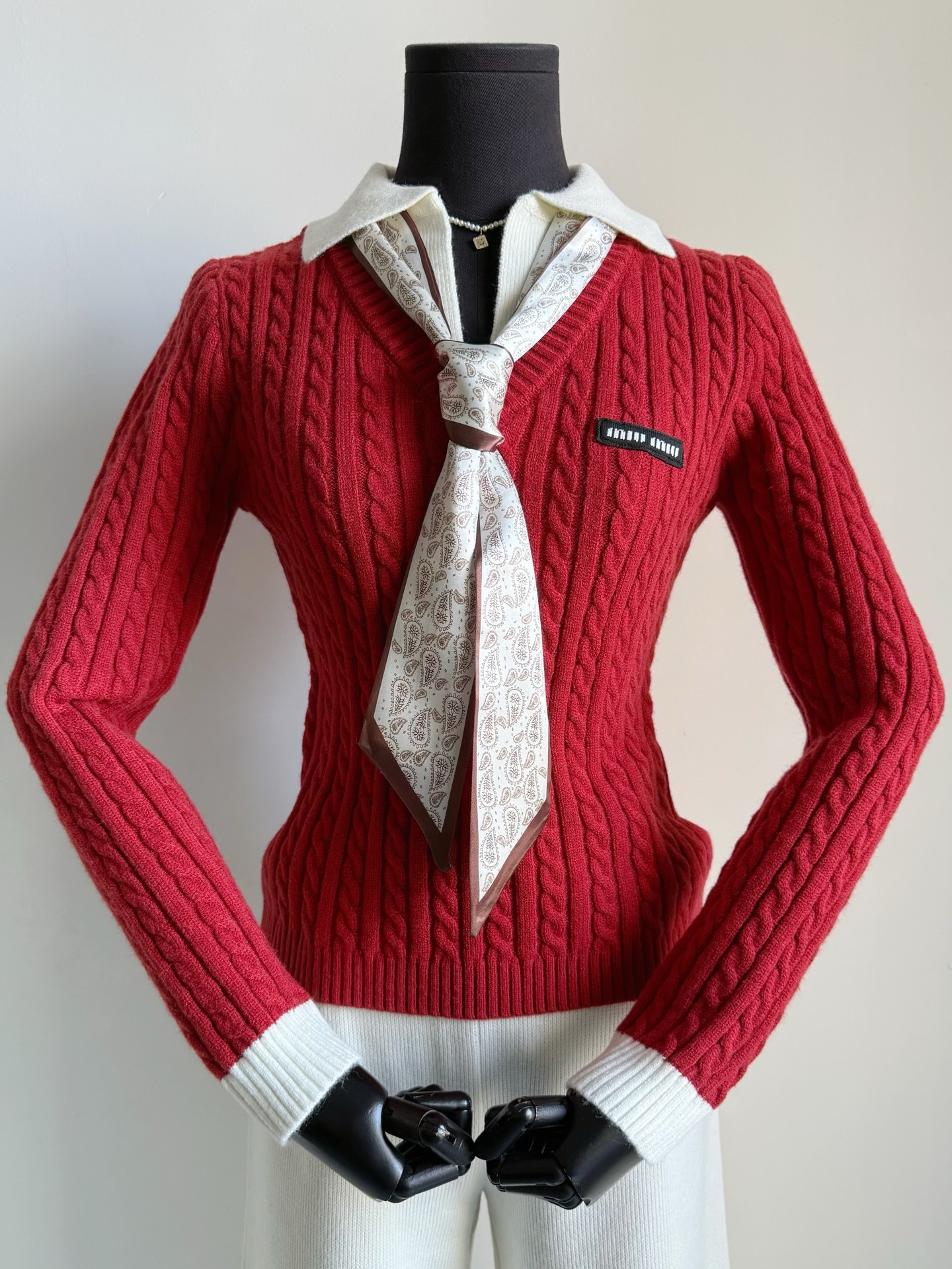 NO:708204,A multi-purpose shirt that can be used for daily commuting. It comes with a detachable silk scarf. Even the accessories are ready for you. Such a thoughtful and aesthetic item is hard to come by at the end of the year~~ Custom-woven and dyed wool is soft and washable. True red + pure black. The saturation is just right and looks high-end. Two fake V-neck woven silk scarves are delivered. One piece of it gives people the feeling of 'very good at matching'. I have learned the 'lazy formula' of fashionistas,,19860909可以日常可以通勤的多用小衫 配送一条可拆卸的丝巾 连配饰都给你们备好了 如此贴心又有好审美的单品 年底了,可遇不可求喔 ~~ 定织定染羊毛毛料柔软洗水 正红色+纯黑色 饱和度刚刚好很显高级 假两件V领织造配送小丝巾 一件穿上就给人“很会搭”的感觉 时髦精的“偷懒公式”学会了,,,Women's clothing