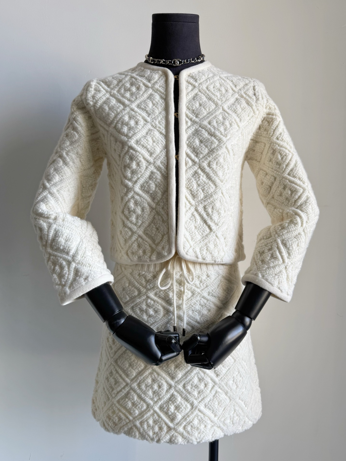 NO:716723,The new wardrobe collection level is launched!! What you see is what you get, classic jacquard checkerboard knitted items. A full range of different styles. We all buy yb's precise depiction and unambiguous custom-woven and dyed sheep wool + cashmere wool. The tone and feel are vividly restored. The computerized flat knitting machine accurately handles the checkered details of the entire piece. It cures obsessive-compulsive disorder and has an obvious concave and convex feeling to the touch. yb is such a small and exquisite one. Many versions on the market are completely different in shape or feel from mine.  It is recommended to collect it with the same series of skirts, skirts,19860909重磅推出衣橱收藏级别 !! 所见即所得,经典提花棋盘格针织单品 全系列不同的版型 我们都买入yb精准刻画毫不含糊 定织定染绵羊毛+羊绒毛料 色调和手感都还原淋漓尽致 电脑横机精准处理整件的对格细节 治愈强迫症,触摸明显凹凸感 yb就是这种小巧而精致的 市面很多版本要么版型要么手感 跟我家天壤之别 推荐和同系列半裙一起收,,skirts,,Women's clothing