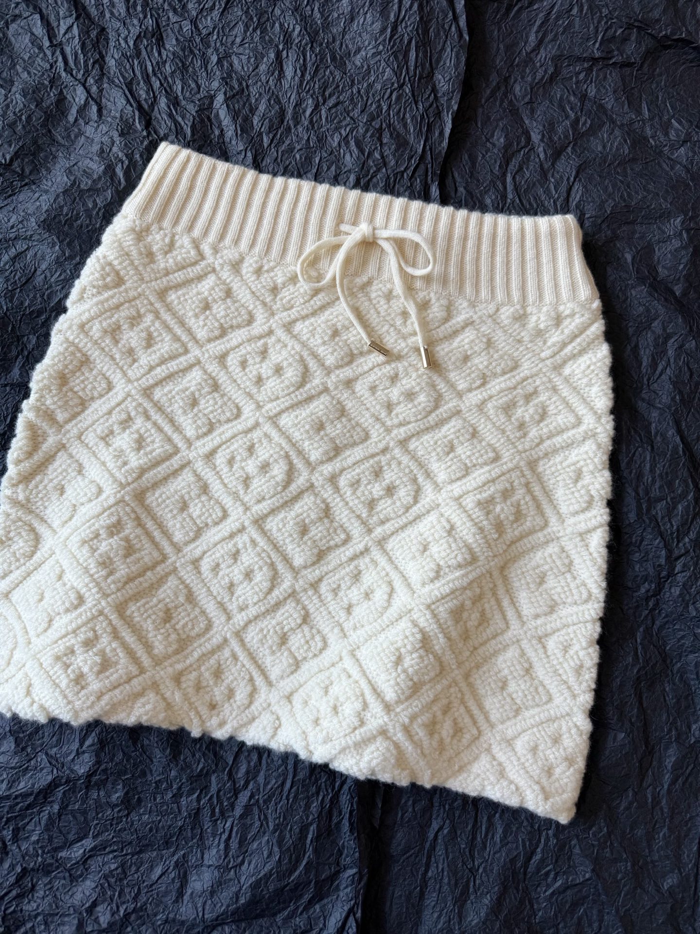 NO:713412,Actual photos of the details of the Mi Xing white knitted skirt from the same series. A knitted skirt that should not be underestimated. It has extremely high requirements on machines and weaving methods. Only my family has restored the essence of the pattern. It makes you look three-dimensionally slim without looking bloated. Skirts,19860909同系列·米杏白针织半裙细节实拍图 不可小觑的一条针织半裙 对机器和织法要求极高 只有我家还原了版型的精髓 立体显瘦不显臃肿,,skirts,,Women's clothing