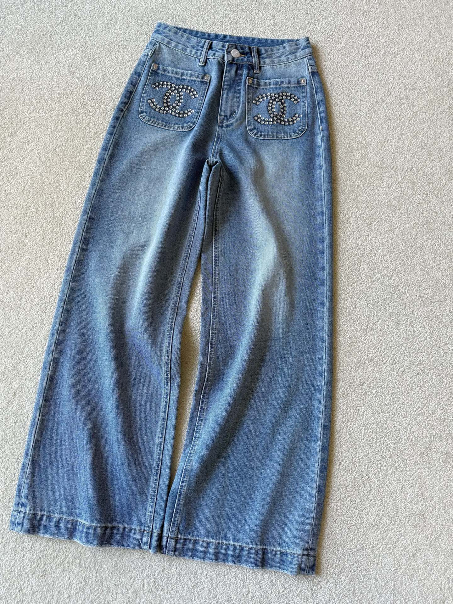 NO:708556,We will continue to release exquisite jeans at the end of the year. They are so heavy-duty and exquisite that you will fall in love with them at a glance. Grab a pair now so you don’t have to worry about matching for the New Year. Customized high-quality denim and cotton blended fabrics can withstand multiple washings without deformation. Classic double-C high-temperature rhinestones + leather labels distinguish it. It has a different and expensive feel. It can meet many occasions during the New Year. Good jeans don’t have to be matched with the upper body. The first batch of good products are shipped every day,,jeans,19860909年底继续发布精美牛仔裤 如此重工且精致 让人一眼沦陷 趁现在抓紧备一条 过年不愁搭配 定制高品质牛仔棉混纺多种面料 经得住多次洗涤不变形 经典双C高温烫钻+皮革皮标 区别出它的不一样 贵感 过年可满足多种场合 好的牛仔裤不挑上半身搭配 首批好货 天天发,,jeans,,Women's clothing