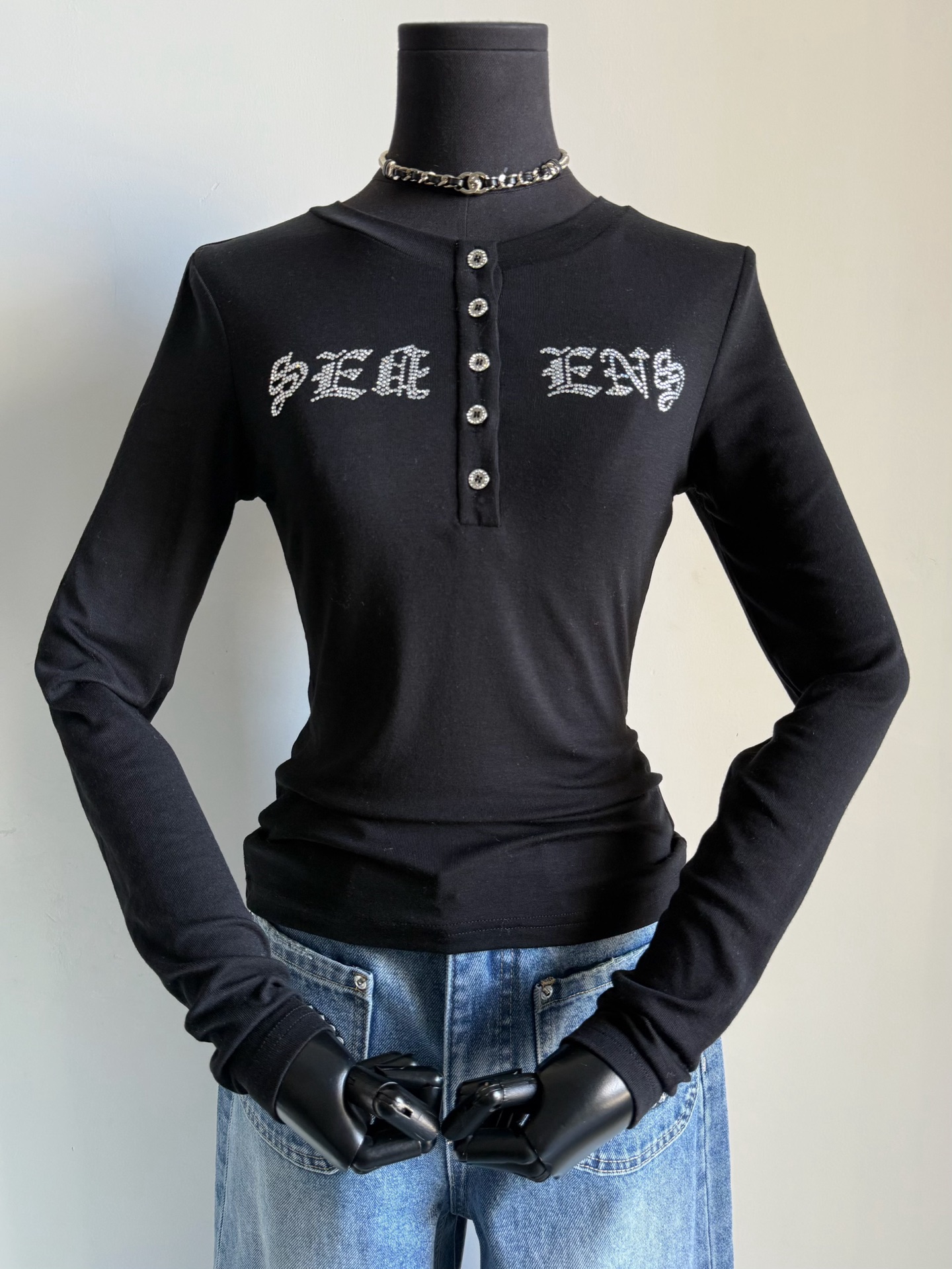 NO:713415,Rare and exclusive goods at the end of the year!! Super suitable for close-fitting wear, as an inner layer. Can be matched with all coats, down jackets and mink. Customized Lyocell Tencel wool fabric. Highly elastic, comfortable and close-fitting with temperature locking effect. High-temperature rhinestone Sanskrit printing process, three-dimensional and exquisite. It is different from the previous base layers. Single-breasted classic Henley style, you won’t feel tired after wearing it repeatedly. You can lose five pounds by wearing it alone in spring.19860909年底稀缺独家好货 !! 超适合贴身穿,作为内搭的一件 可搭配一切大衣羽绒服水貂 定制莱赛尔天丝羊毛面料 富有弹力,贴身舒适兼顾锁温效果 高温烫钻梵文印花工艺,立体又精致 区别以往的打底又上了一个档次 单排扣经典亨利衫版型 反复穿不觉得腻 开春了单穿直接瘦五斤,,down jacket,,Women's clothing