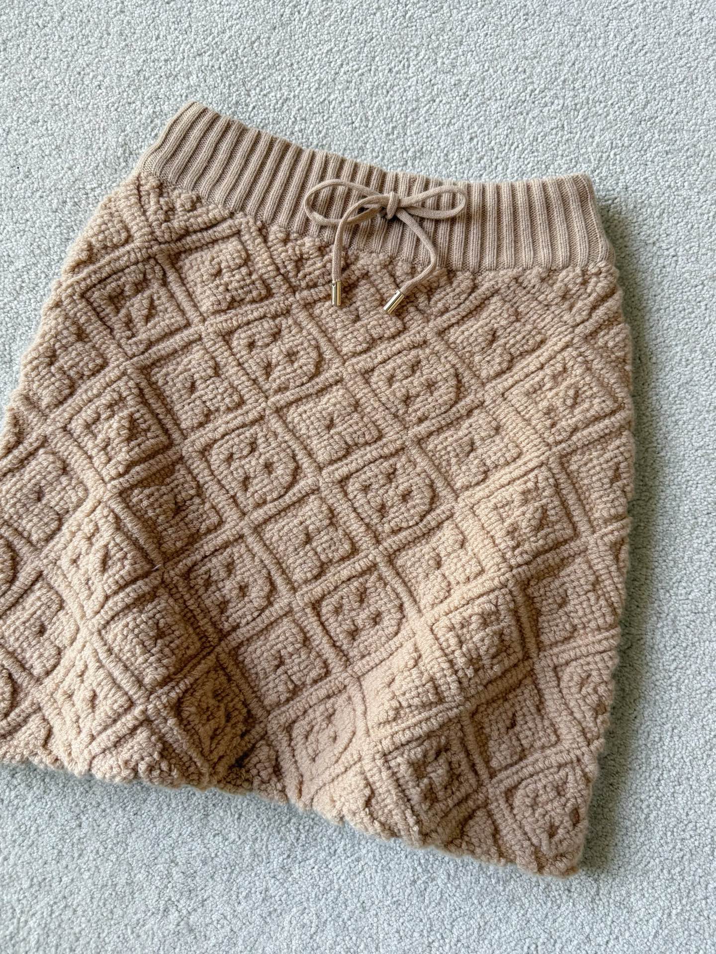 NO:709957,Actual photos of the details of the same series of light brown skirts. A knitted skirt that cannot be underestimated. It has extremely high requirements on machines and weaving methods. Only my family has restored the essence of the pattern. It makes you look slimmer but not bloated. Skirts,19860909同系列·浅咖色半裙细节实拍图 不可小觑的一条针织半裙 对机器和织法要求极高 只有我家还原了版型的精髓 立体显瘦不显臃肿,,skirts,,Women's clothing