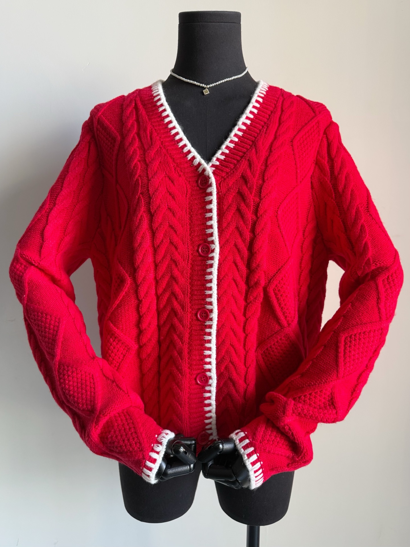 NO:712923,Mid-century miu is also following the trend ~~ If you want to reduce your age and have a high-end knitted style with a college style that is not easy to be confused, you can’t go wrong with this one with your eyes closed. It is made of fine soft wool and imported machine coarse knitting, with clear and smooth texture. The gear jacquard design around the collar and cuffs makes the whole cardigan more advanced and classy. The small classic Miu letter logo on the hem is just the right embellishment. Just grab a pair of jeans and you can go out as a jacket.  Both colors are available in stock,,miumiu,jeans,jackets & coats,19860909中古miu也是追着潮流来了 ~~ 想要减龄学院风 又不易撞衫的高级针织款 这一款闭眼入都不出错. 甄选精细柔软羊毛毛料 进口机器粗针织造,纹理清晰平整 领口+袖口一圈齿轮提花设计 使得整件开衫更加高级有档次 下摆经典Miu字母小徽标 恰到好处的点缀不多不少 随便抓条牛仔裤就能出门的外套 两色齐码入库,,miumiu,jeans,jackets & coats,,Women's clothing