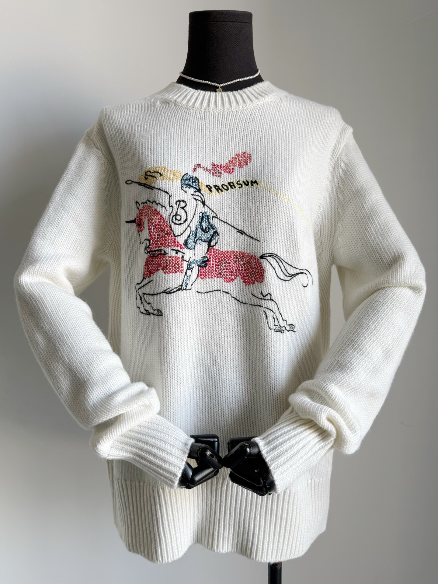 NO:709211,It’s hard to buy in offline cabinets. New Year’s limited edition. It’s a very rare item at the end of the year. Buy it and cherish it ~~ Custom-woven and dyed cashmere/wool wool. Plain weave, comfortable and skin-friendly. The round-shoulder style is easy to control on the upper body. It is suitable for wearing alone or as an inner layer. The iconic war horse embroidery on the front has smooth and vivid lines. It is very different from the cheap versions on the market. One is enough for home use at the end of the year. The off-white and red colors are included in the warehouse.19860909线下柜子很难买的·新年限定款 年底非常稀缺的一件且买且珍惜 ~~ 定织定染羊绒/羊毛毛料 平纹织造,舒适亲肤手感很好 正肩圆领版型上身很好驾驭 不论是单穿还是内搭都很合适. 前副标志性战马刺绣 线条描边流畅生动 区别市面廉价版本天壤之别 年底居家内搭一件就够了 米白色正红色两色齐码入库,,,Women's clothing