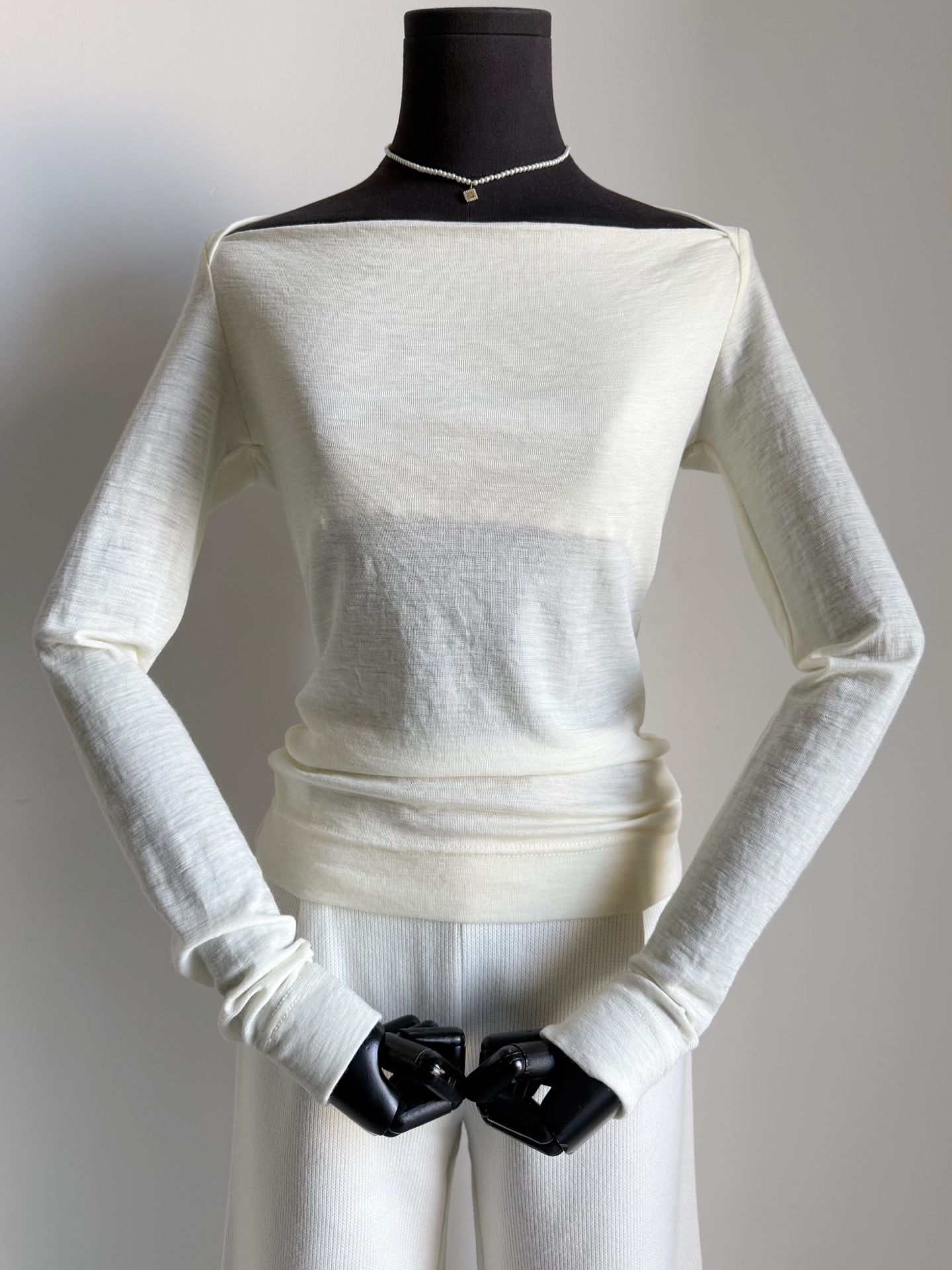 NO:709204,Marchen Fairy Breathing Beautiful Bottoming Shirt Only when you get it can you feel the comfort of the real thing. It completely breaks the existing style in the wardrobe. It can be said to take the bottoming shirt to a higher level!! There are many considerations for the details of the pattern. Custom-woven and dyed ultra-fine wool fabric, comfortable and elastic. White feather/gray feather simple color matching, no unnecessary design. The back dividing line design makes the back slimmer. The slits on the cuffs weaken the image of home clothes. The upper body effect is super slim and beautifies the line.  Regular customers please try it boldly,19860909Marchen仙女气息绝美打底衫 只有到手,才感觉到实物的舒适度 完全吊打衣橱已有的款式 它可以说是把打底衫拔高一个档 !! 版型细节有诸多考量 定织定染极细羊毛面料,舒适有弹力 白羽/灰羽简约配色,无多余设计 后背分割线设计将背衬托得更为纤薄 袖口的开衩削弱了家居服形象 上身效果超显瘦,美化身线 老顾客都请大胆尝试,,,Women's clothing