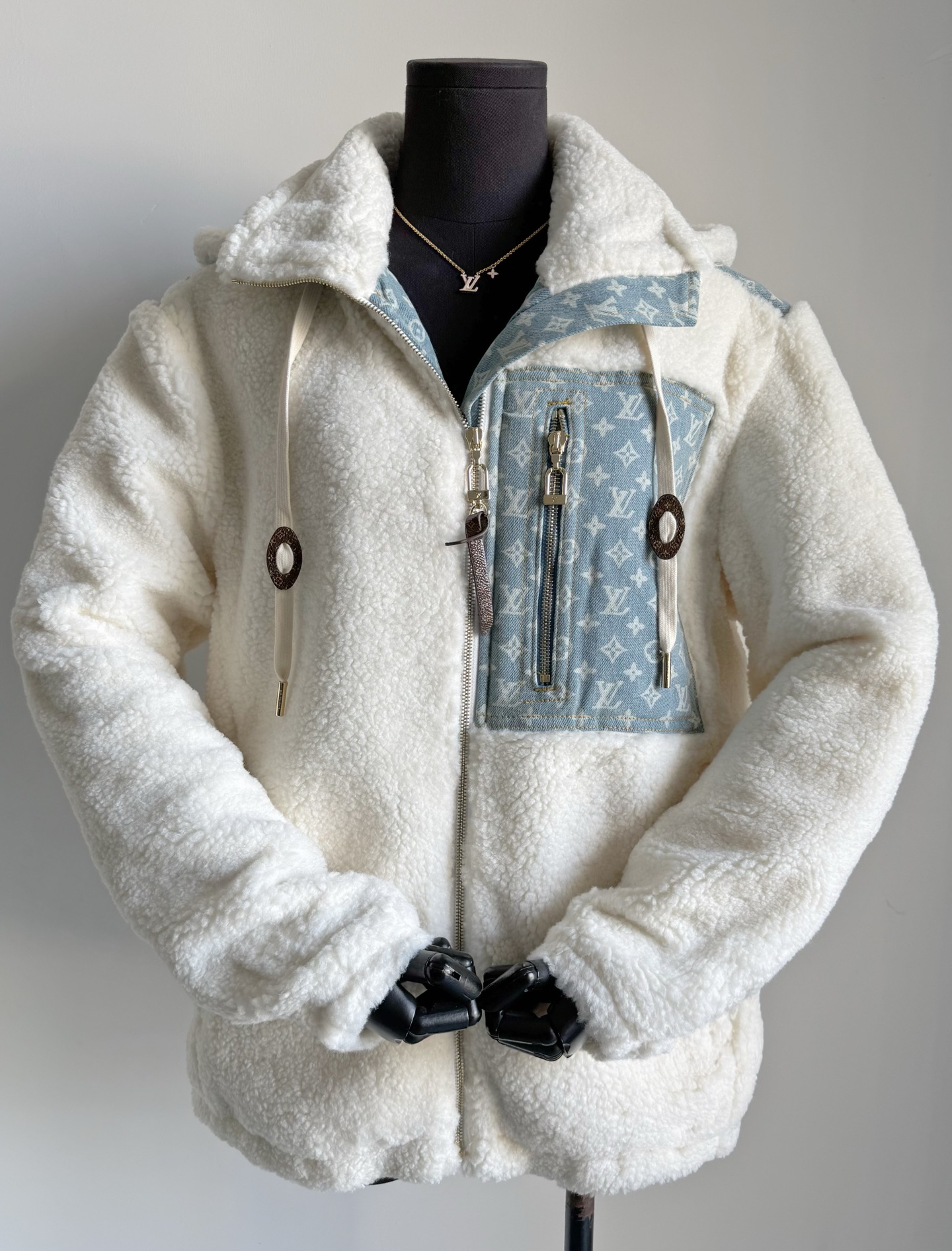 NO:709223,Heavy-duty winter shirt with dust bag·What you see is what you get. When you are tired of wearing down jackets, buy a high-grade sherpa jacket. 1V has its own high-class recognition. The warmth is as thick as any down jacket. It is close to a small 3w jacket with many details. It is custom-woven with 65 sheep wool and 35 nylon lambswool. The lining is mulberry silk quilted mesh. The material cost is very high, and it refuses to feel cheap. It restores the soft and delicate feel and warmth.  The splicing of distressed presbyopia denim, hardware accessories, and small hanging clock details are all standard. No need to go offline, you can earn money by buying our quality products, jackets & coats, down jackets,19860909配防尘袋过冬战袍重工款·所见即所得 穿腻了羽绒服就来件高级羊羔绒外套吧 1V自带高阶级辨识度 保暖度不亚于任何羽绒服的厚实 接近小3w的外套,细节很多 定织65绵羊毛35尼龙羊羔绒 内里桑蚕丝夹棉网眼 用料成本很高,拒绝廉价感 还原柔软细腻的手感和保暖度. 拼接做旧感老花牛仔布 五金配饰,加小吊钟细节都是标配 免去线下,我家的品质买到就是赚到,,jackets & coats,down jacket,,Women's clothing