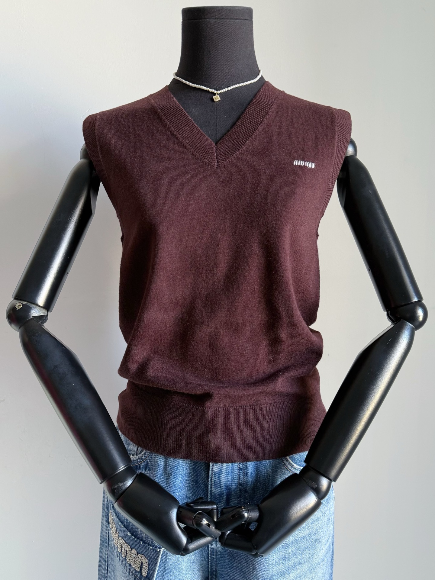 NO:712936,Real photos of the details of the same series of wool vests. Adhering to yb purchase and development, custom-woven and dyed rust red ultra-fine wool. It is skin-friendly, soft and elastic.19860909同系列·羊毛背心细节实拍 坚持yb购入开发 定织定染铁锈红极细羊毛毛料 亲肤柔软富有弹力,,,Women's clothing