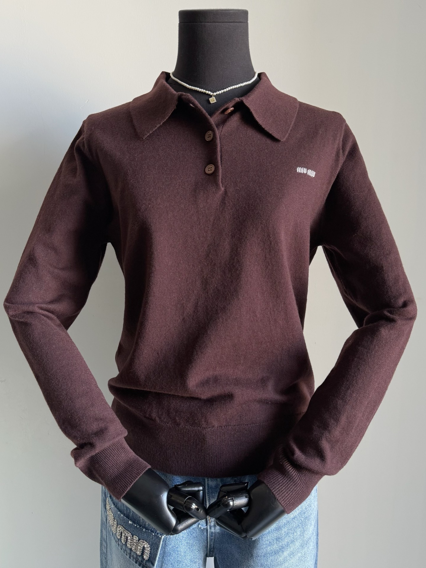 NO:712933,No need to wait for the heat to heat up, I am the first to release my favorite miu. I have already bought many editions in early spring. The quality and quantity are guaranteed, and they are being shipped one after another. It is a single product that is delayed by its appearance but impressed by its texture. Although it is so simple and plain, it is actually very easy to wear and does not need to be matched. Customized soft and ultra-fine wool wool. After fine processing, it feels excellent and skin-friendly. The plain weave is even and smooth. The small letter logo embellishment on the chest is already very advanced.  It is recommended to buy it together with the series of vests and vests,,miumiu,19860909不用等升温,率先发布心头爱miu 早春已经买了不少版 保质保量,陆续出货中 被颜值耽误却被质感折服的单品 别看它如此简约又素净 实则非常好穿,不挑搭配 定制柔软极细羊毛毛料 经过精细的处理之后手感极佳很亲肤 平纹织造均匀平整 胸前小字母logo点缀已经很高级. 推荐和系列背心马甲一起入,,miumiu,,Women's clothing