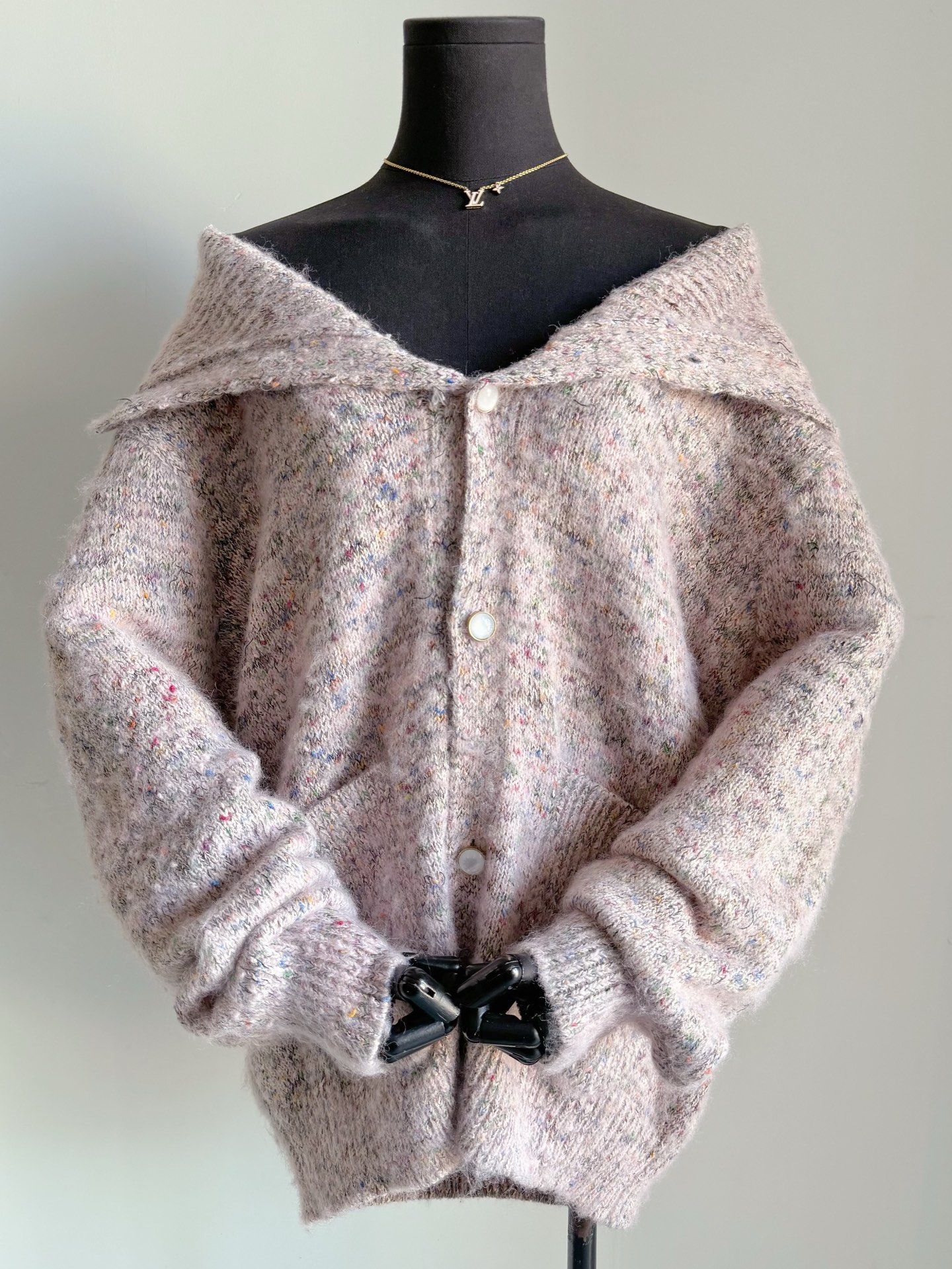 NO:710461,If you want to integrate a sense of high-end into your daily life, you have to look for donkey woolen items!! Such a thick and heavy-worked sweater can be worn in a variety of ways. It can be said to be a treasure item all year round. Custom-woven and dyed light pink mohair wool blend. The layers are rich and the handle is excellent. The material used in one piece is 2-3 times that of an ordinary jacket. It is warm and has a sense of drape, satisfying a variety of styles. Finely controlled knitting texture. Single-breasted + molded hardware buckle details.  Exclusive logo leather label on the back. What you see is what you get, a collectible sweater.,,louis vuitton,jackets & coats,sweaters,19860909要想把高级感融入日常 就要认准驴的毛织单品来收 !! 如此厚实且重工的针织衫 还能做到多种穿法设计 可以说是一年四季的宝藏单品 定织定染淡粉色马海毛毛料混纺 层次丰富手感处理极佳. 一件用料是普通外套的2-3倍 保暖度又有垂坠感,满足多种风格 精细把关的针织纹路 单排扣+开模的五金扣细节 背后专属logo皮标 所见即所得的收藏级别毛衣.,,louis vuitton,jackets & coats,sweaters,,Women's clothing