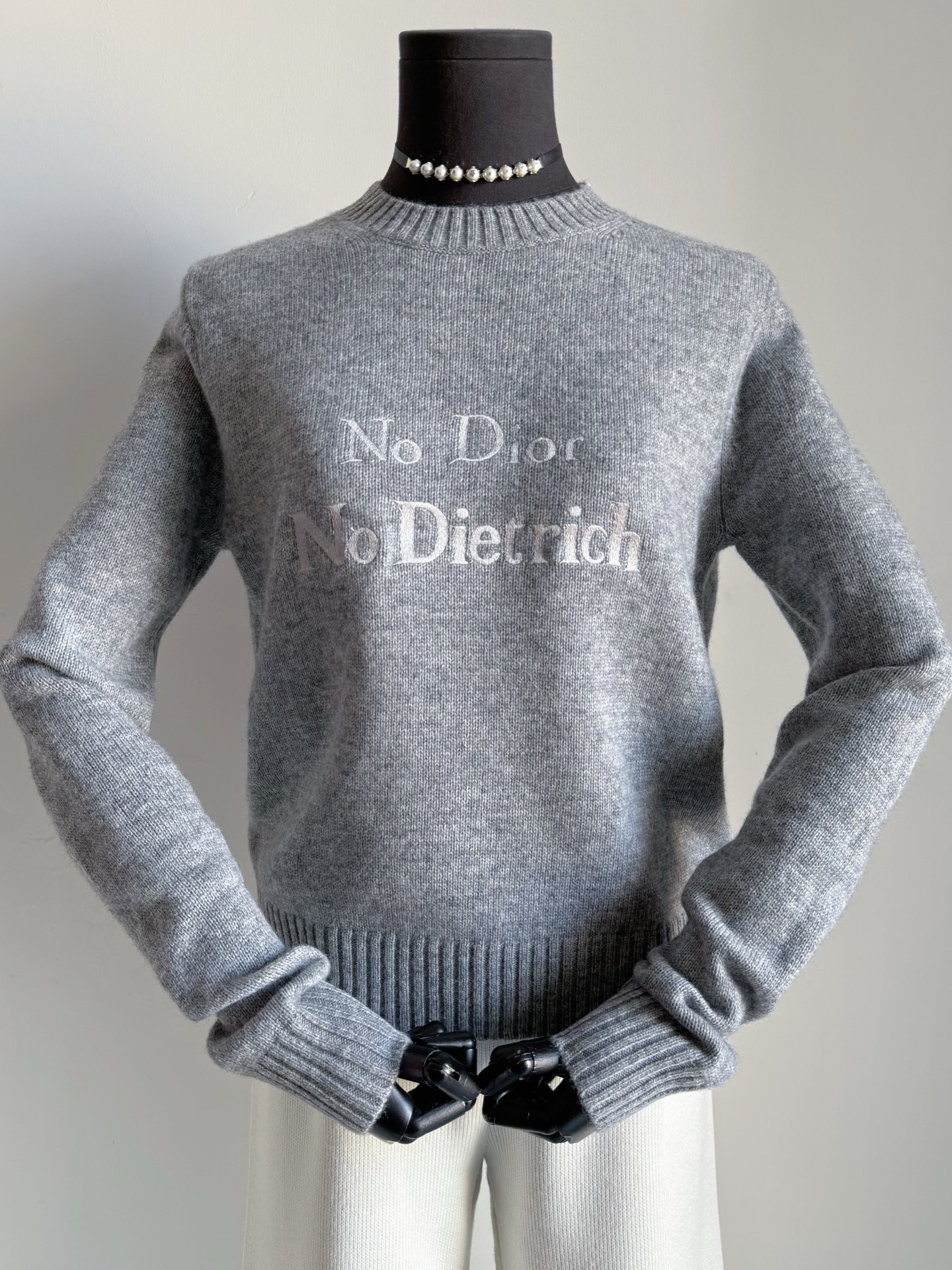 NO:715604,The high-end sense never needs to be complicated and integrated into the good aesthetics of daily life. DR balances low-key and exquisiteness just right, allowing high-end gray to run through the entire autumn and winter ~~ Custom-woven gray cashmere wool has rich layers. Plain embroidery with matte embroidery thread of the same color restores the essence of letters, clean and neat. The classic H-shoulder shape makes the upper body not bloated and more energetic. In the current temperature, it can be worn under a coat and down jacket. It is spring and worn alone with jeans, jeans, down jacket,19860909高级感从来不用复杂堆砌 融入日常的好审美 DR将低调与精致,平衡得刚刚好 让高级灰贯穿整个秋冬 ~~ 定织花灰色羊绒毛料层次丰富 同色系哑光绣线平纹刺绣 还原字母精髓,干净利落 经典的正肩H版型 上身不臃肿更显精气神. 当下温度可以内搭在大衣羽绒服里 开春了单穿配牛仔裤,,jeans,down jacket,,Women's clothing