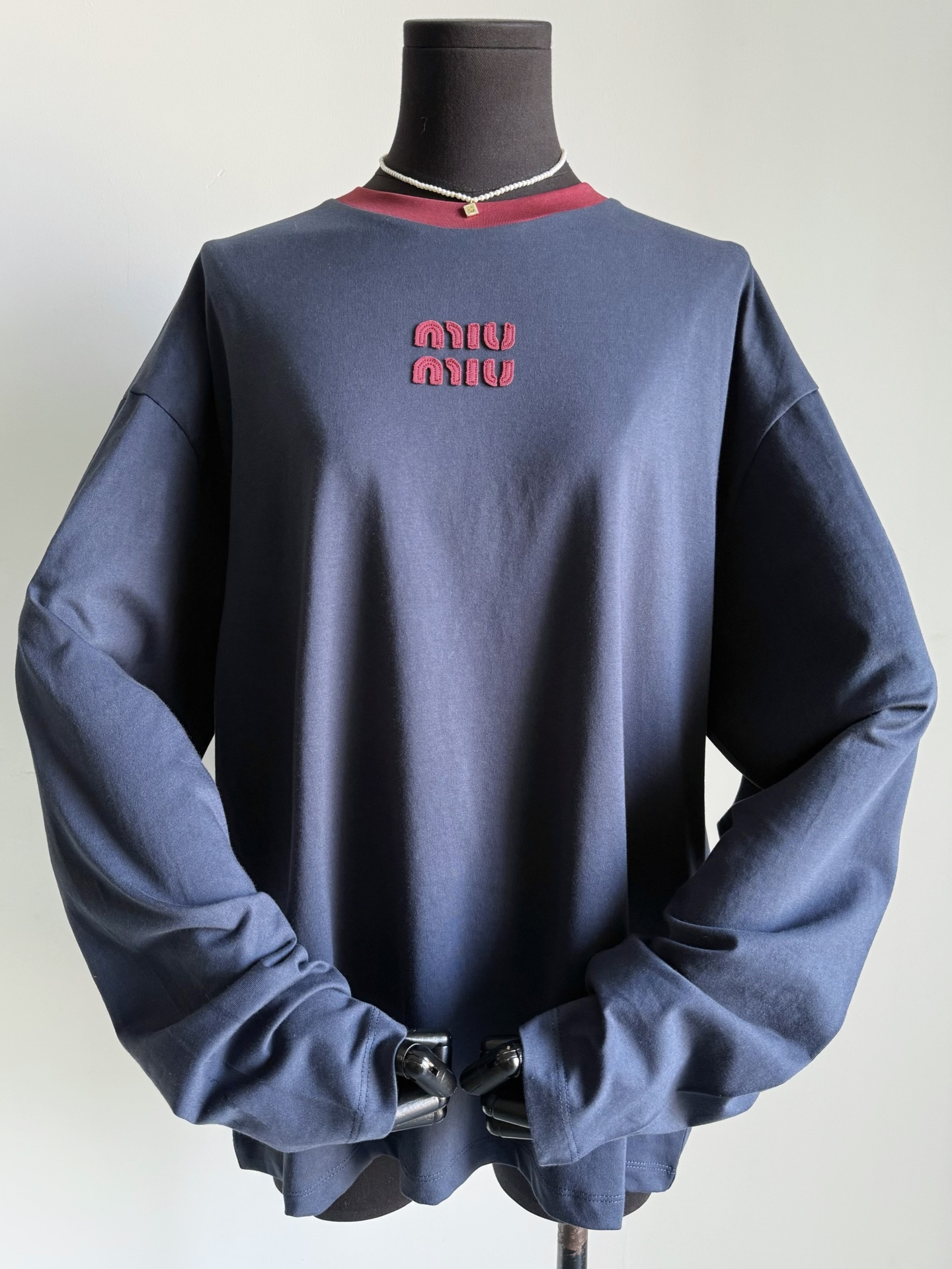 NO:709960,No one can refuse the loose long-sleeved tee miu in the transitional season to solve your daily matching troubles. The loose silhouette + minimalist relaxed texture can be solved in one piece. Pair it with jeans or a pleated skirt and you can go out. Customized soft and comfortable plain cotton fabric can withstand multiple washings without deformation. There are not many complicated elements, the letter logo on the chest. The iconic miu element has an age-reducing effect. A loose tee that you can share with your best friends. The first batch of good products in the past year has been put into storage.  Spot fafafa,,miumiu,skirts,jeans, available every day19860909过渡季节谁也无法拒绝松弛长袖tee miu解决你日常搭配烦劳 宽松廓形+极简松弛质感一件解决 搭配牛仔裤或百褶裙套上就可以出门. 定制柔软舒适平纹纯棉面料 经得起多次洗涤,不变形走样 没有太多复杂元素,胸前字母徽标 标志性miu元素自带减龄效果 可以和好闺蜜分享的一件宽松tee 年前首批好货入库 每天现货fafafa,,miumiu,skirts,jeans,,Women's clothing